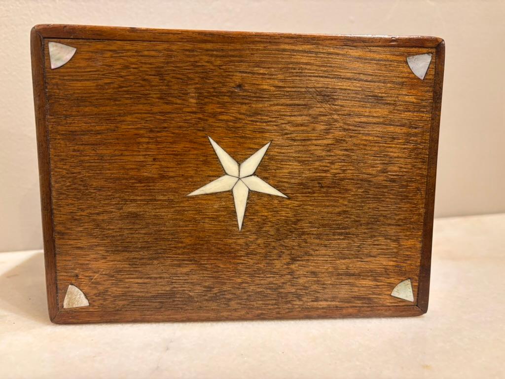Caja de nogal del siglo XIX con incrustaciones de hueso y nácar en venta 1