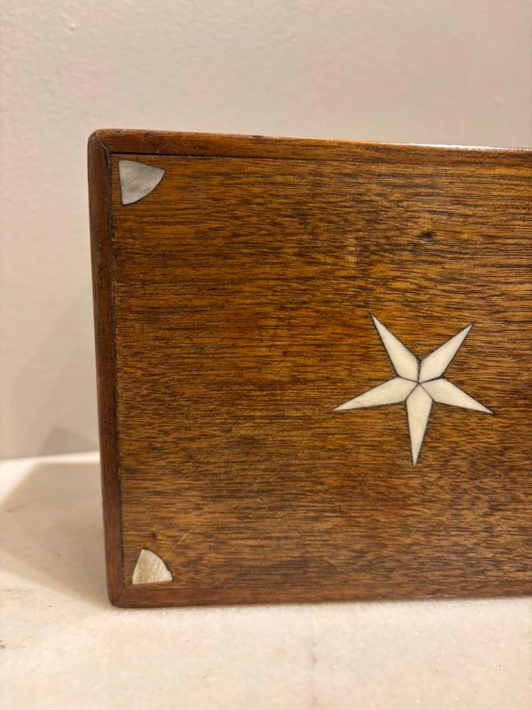 Caja de nogal del siglo XIX con incrustaciones de hueso y nácar en venta 2