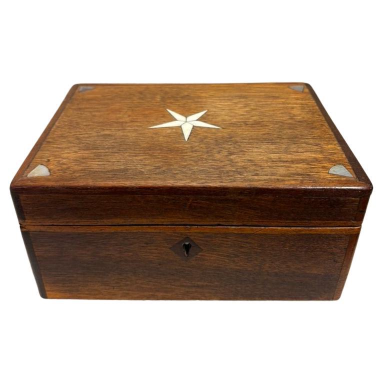 Caja de nogal del siglo XIX con incrustaciones de hueso y nácar