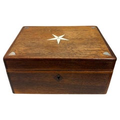 Caja de nogal del siglo XIX con incrustaciones de hueso y nácar