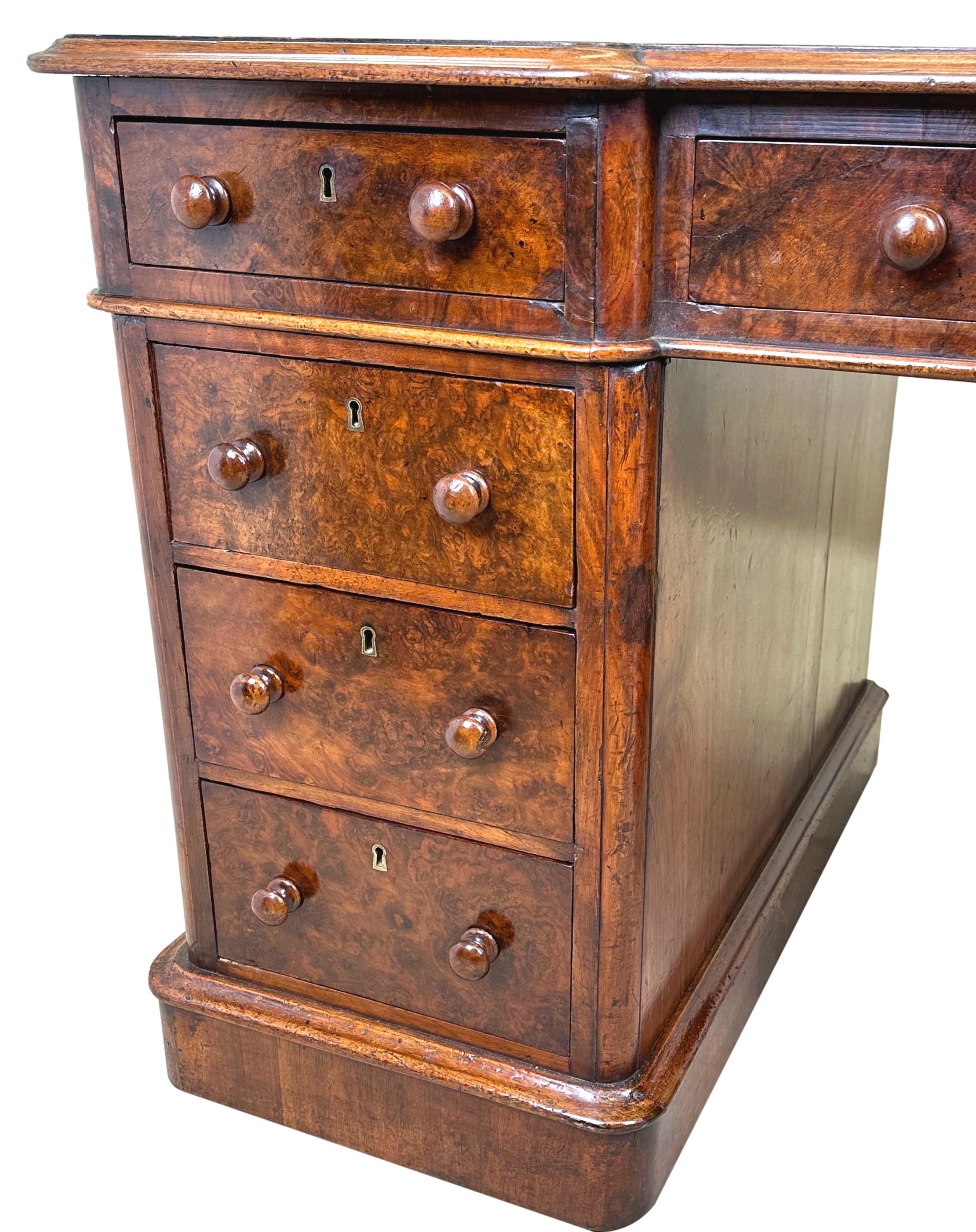 Eine feine Qualität Mitte des 19. Jahrhunderts Burr Walnut Pedestal Schreibtisch, von guten Proportionen, mit vergoldetem Leder Inset, um invertiert Breakfront oben, über neun Schubladen mit Original gedrechselten Holzknöpfen, auf Original Sockel