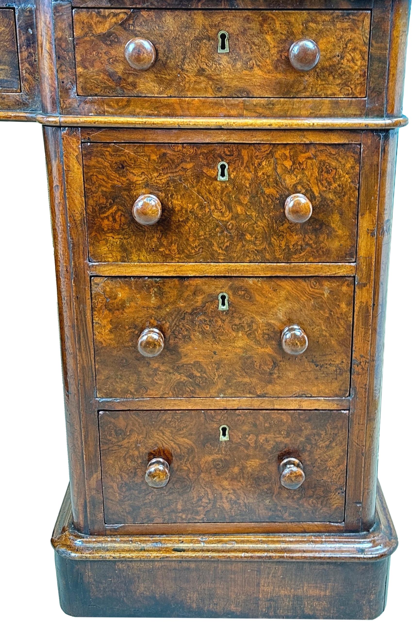 19th Century Walnut Breakfront Pedestal Desk In Good Condition For Sale In Bedfordshire, GB