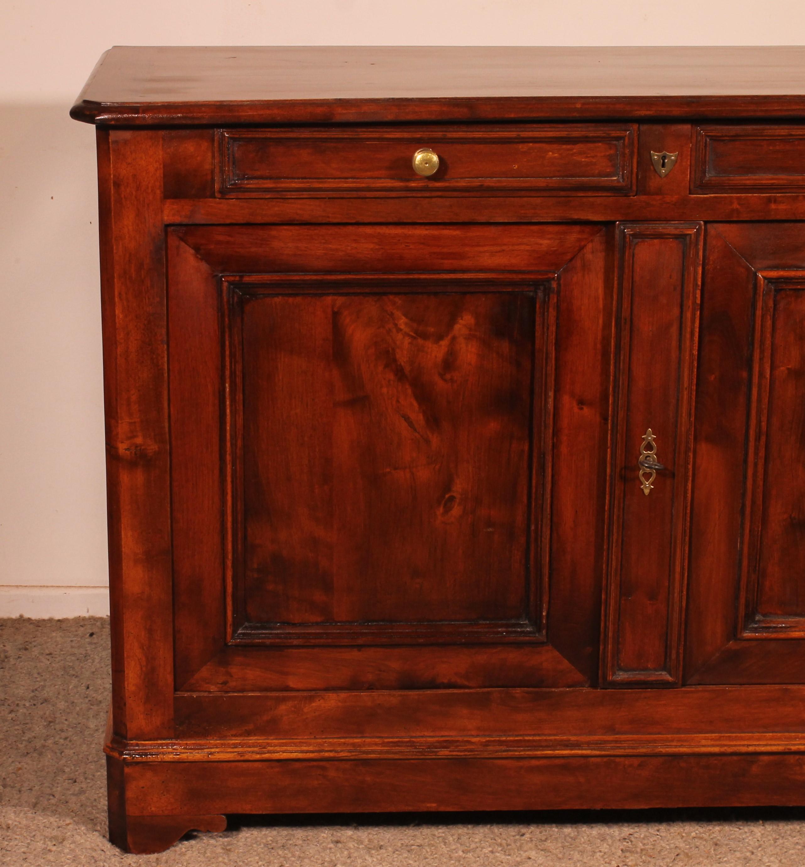 Grazioso buffet a due ante e due cassetti in noce del XIX secolo proveniente dalla Francia
Bellissime modanature su porte e cassetti
Un piano molto bello con una bella patina
Patina superba e in perfette condizioni
