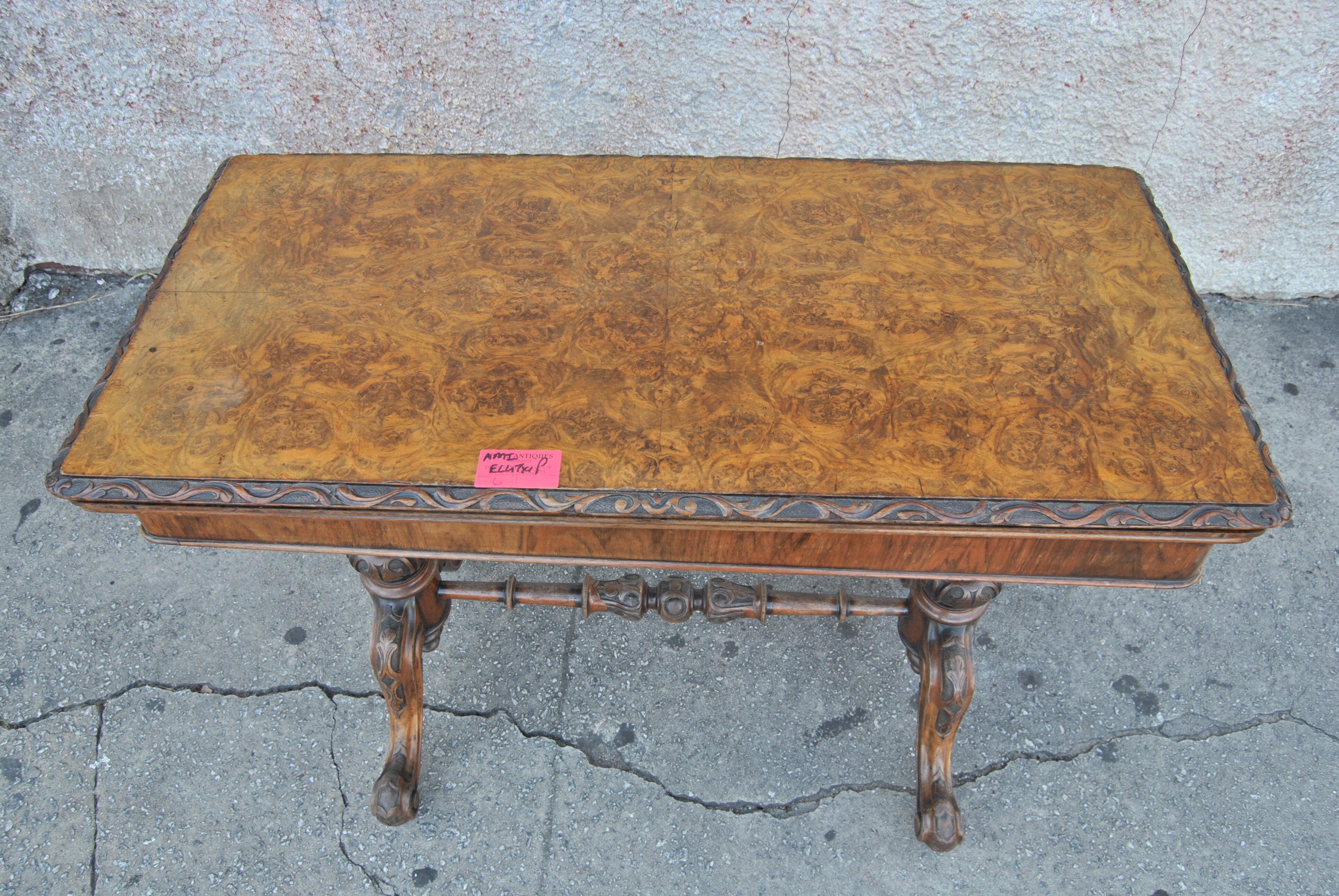 Dies ist ein Spieltisch aus England, um 1870. Der Tisch ist aus Nussbaum und Wurzelnussholz gefertigt. Die Platte hat einen fabelhaften Qualitätsschnitt aus feinstem Wurzelnussbaum. Die 4 Seiten der Platte sind alle schön und tief von Hand