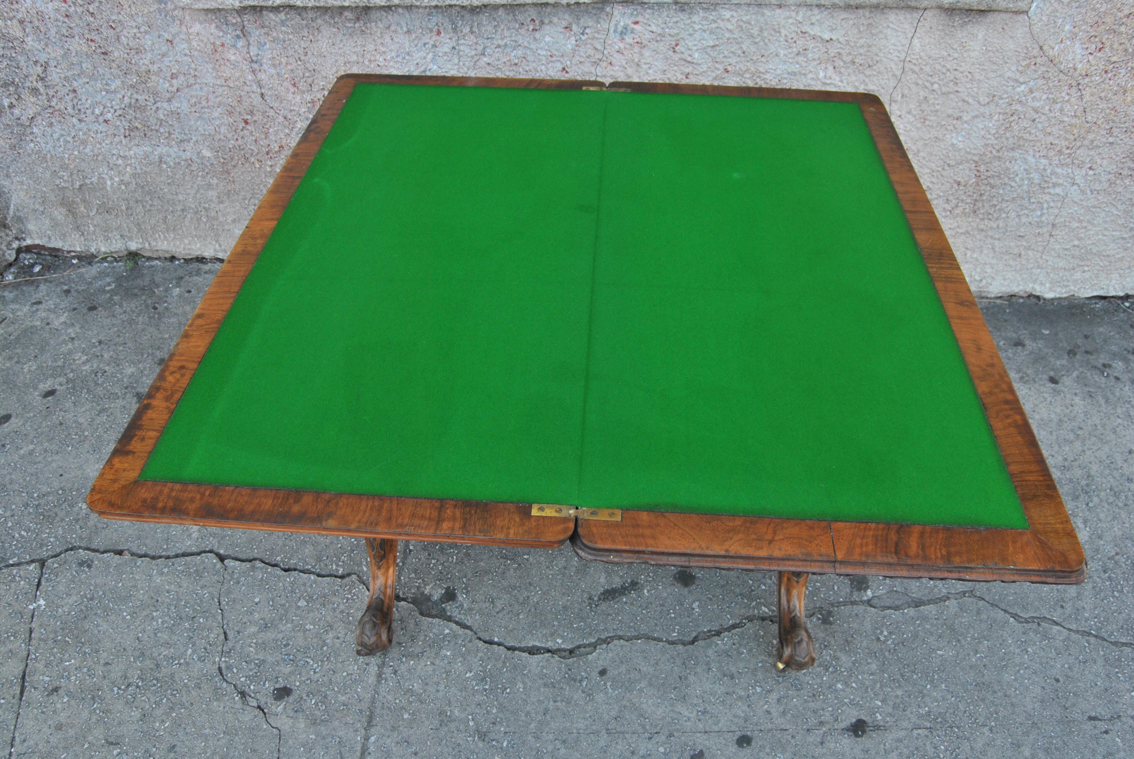 Englisches Spiel / Kartentisch aus Walnussholz / Wurzelnussholz, 19. Jahrhundert im Zustand „Gut“ im Angebot in Savannah, GA