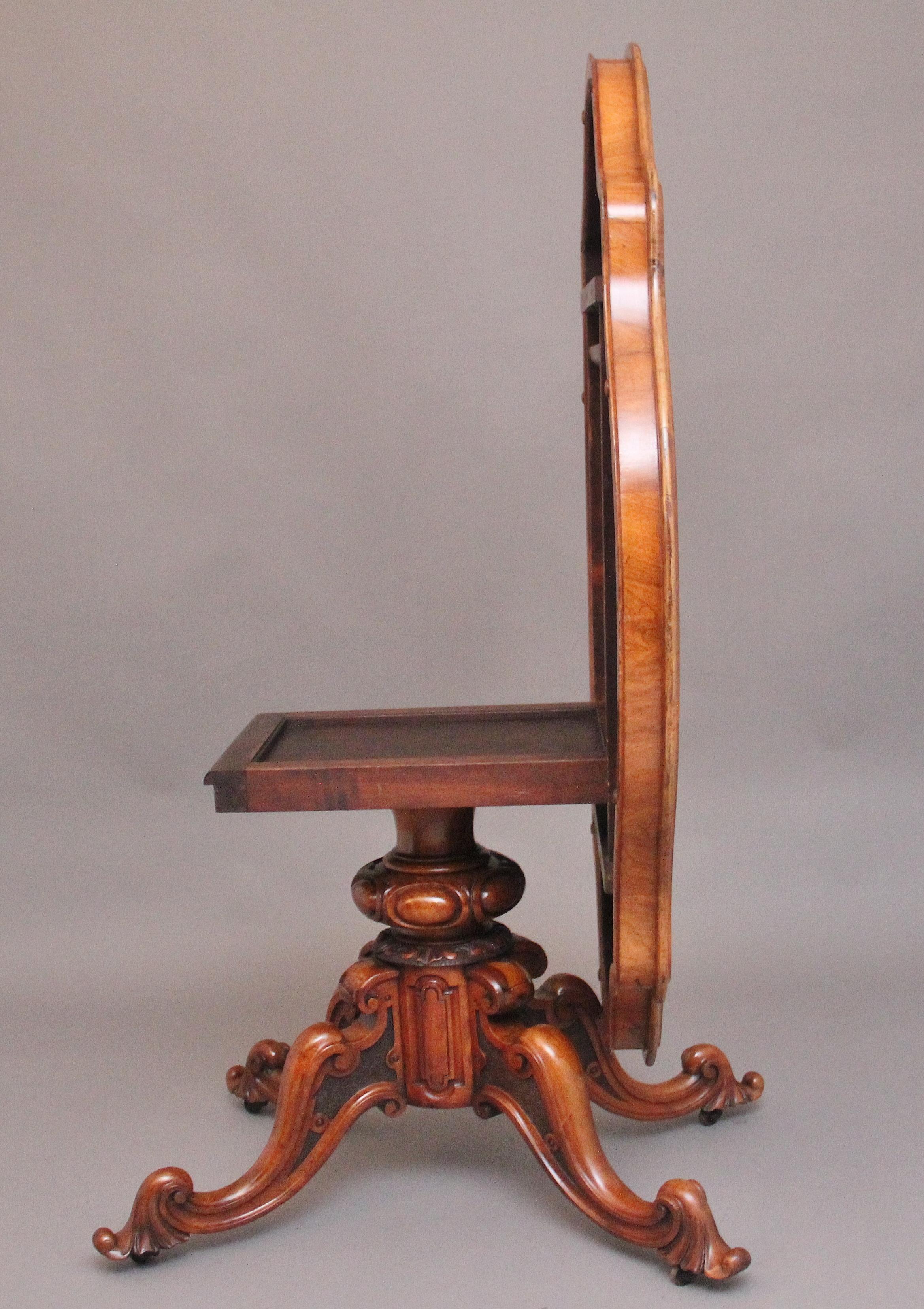 Table centrale en noyer du 19e siècle par Edward & Roberts en vente 3