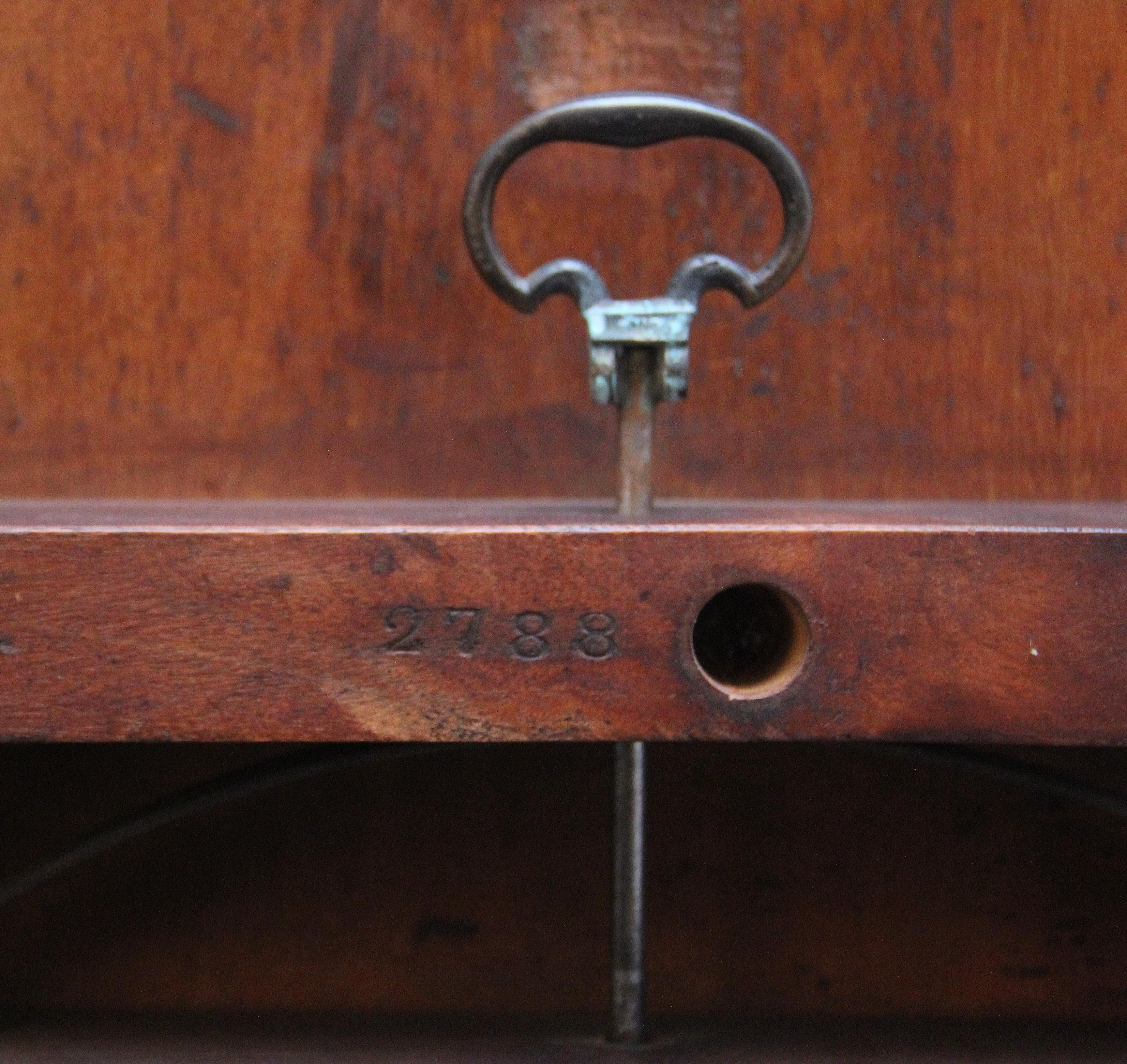 Table centrale en noyer du 19e siècle par Edward & Roberts en vente 4