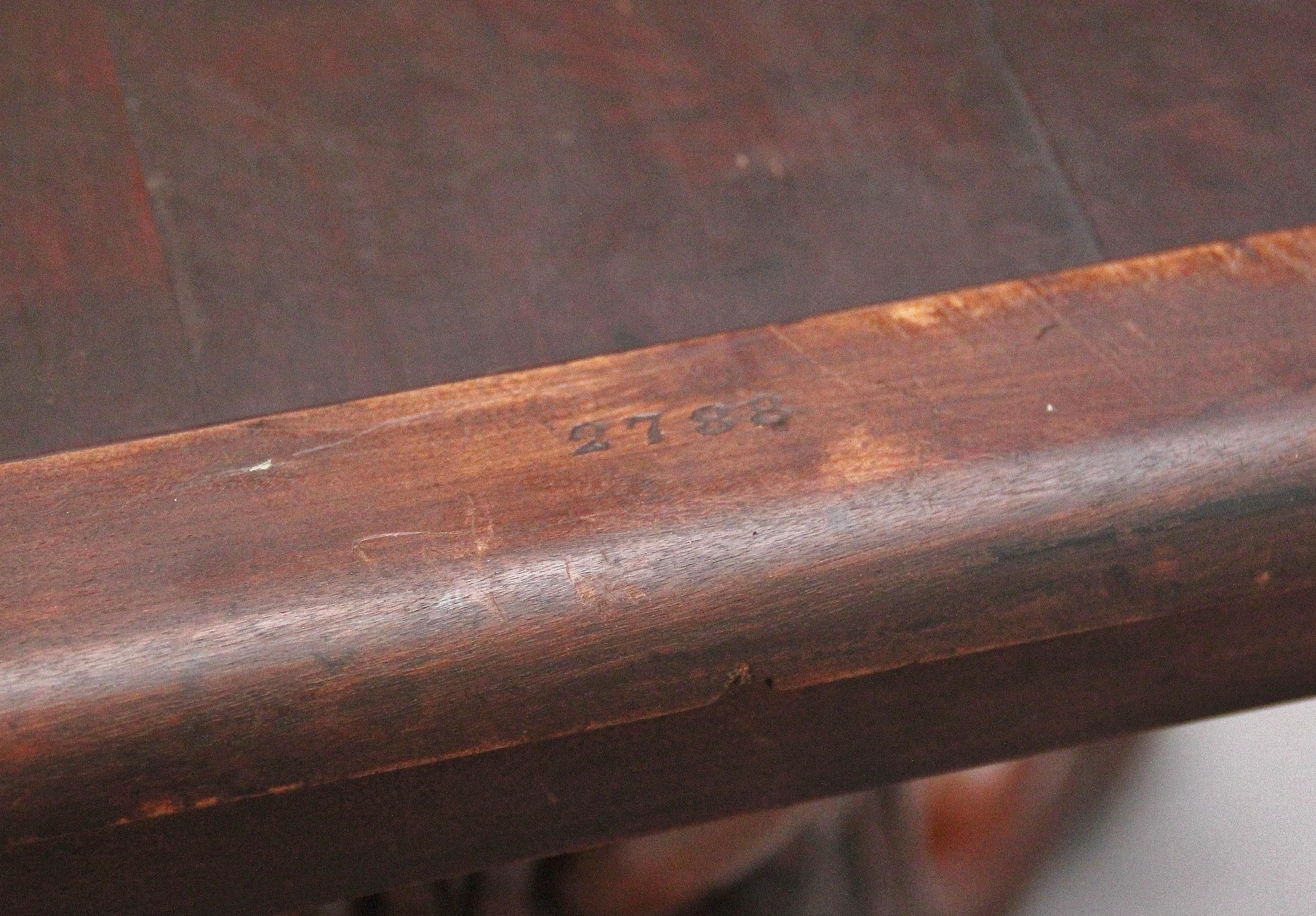 Table centrale en noyer du 19e siècle par Edward & Roberts en vente 5