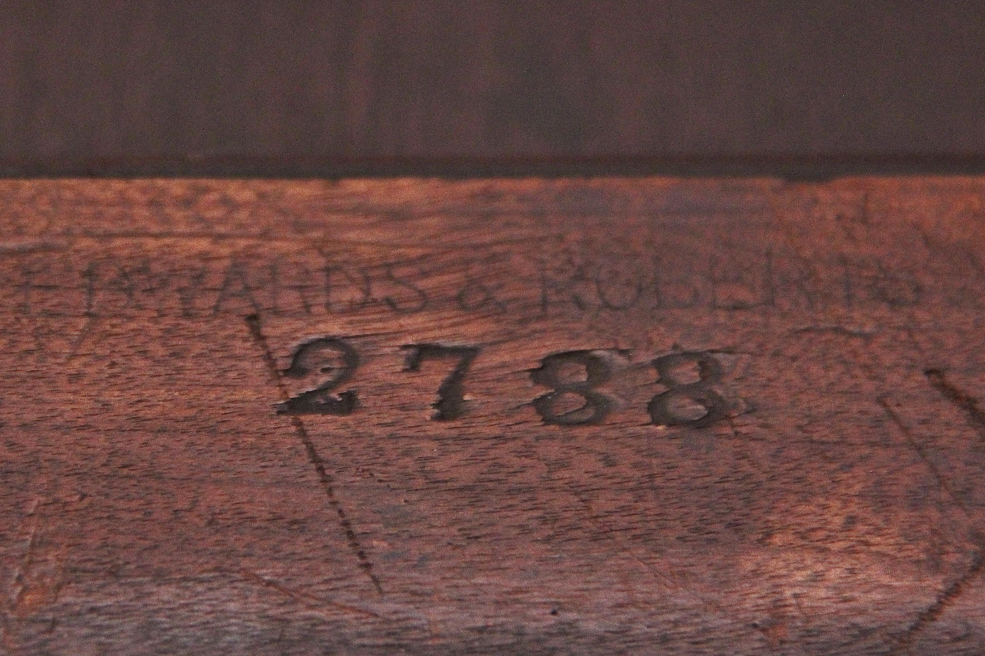 Table centrale en noyer du 19e siècle par Edward & Roberts en vente 6