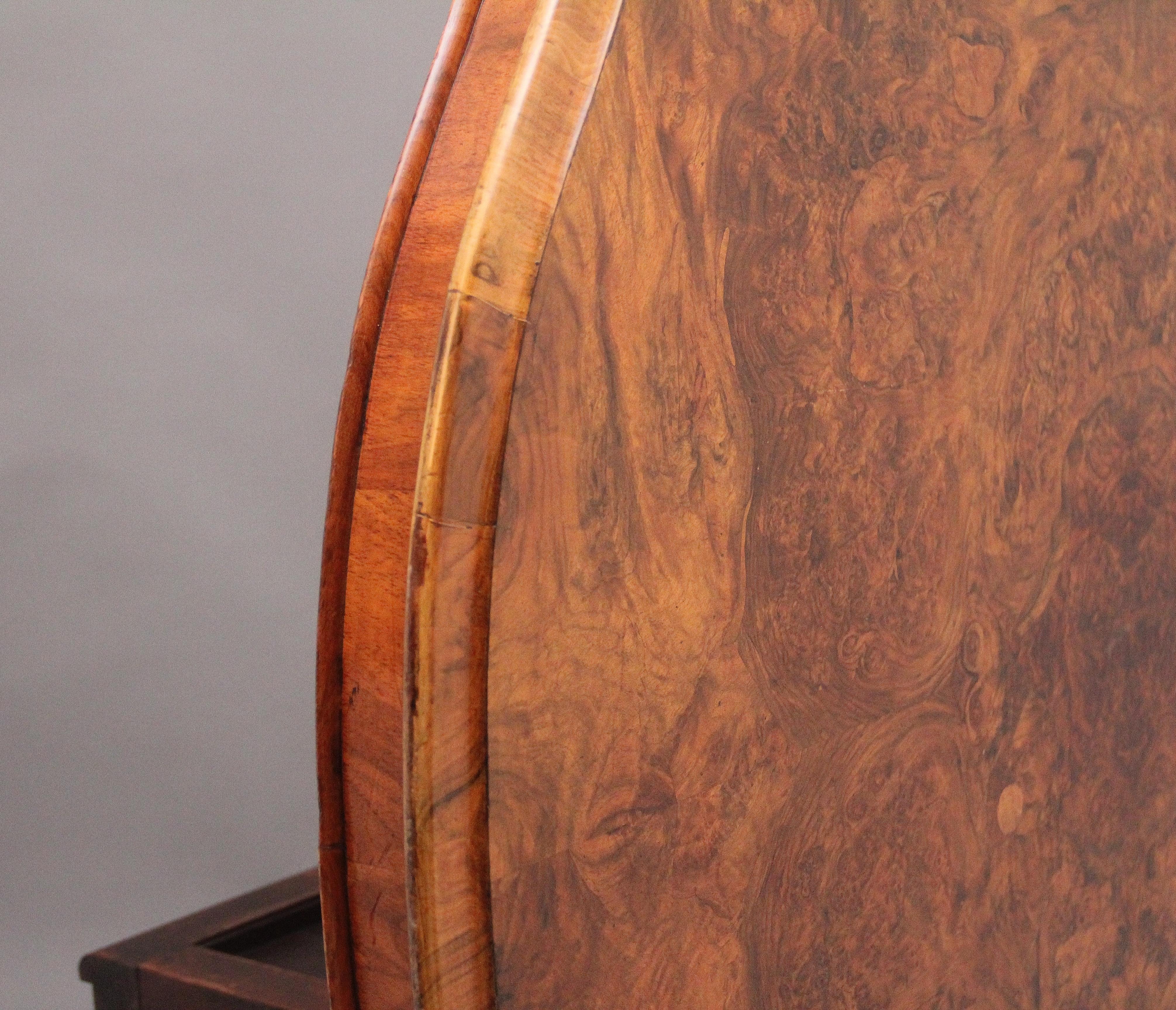 Britannique Table centrale en noyer du 19e siècle par Edward & Roberts en vente