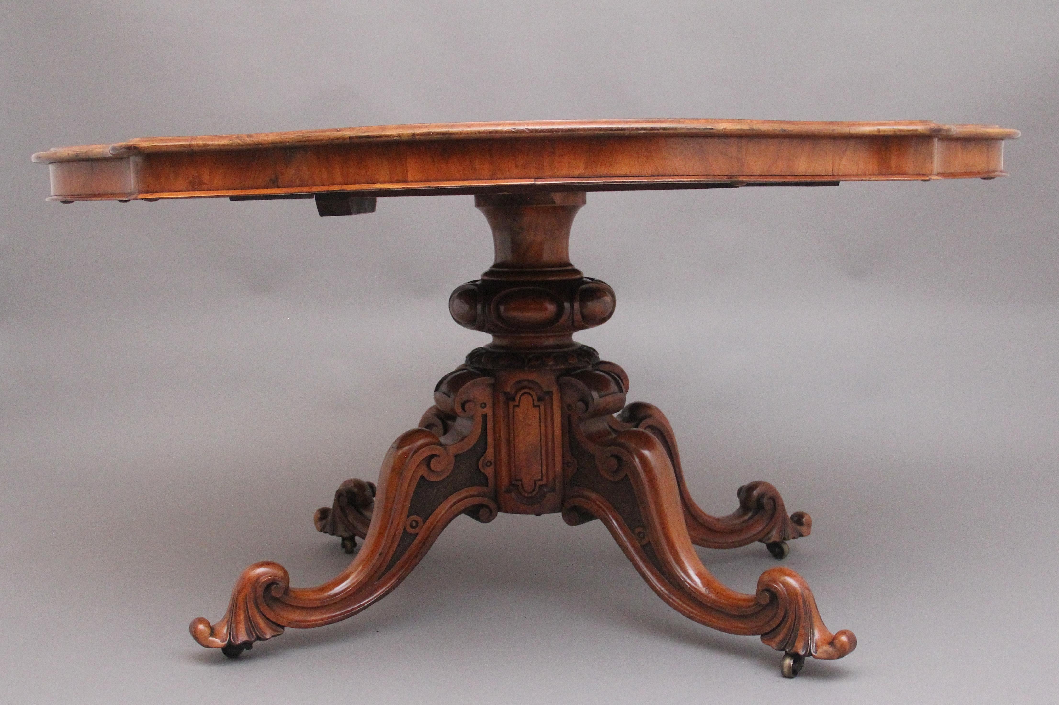 Milieu du XIXe siècle Table centrale en noyer du 19e siècle par Edward & Roberts en vente