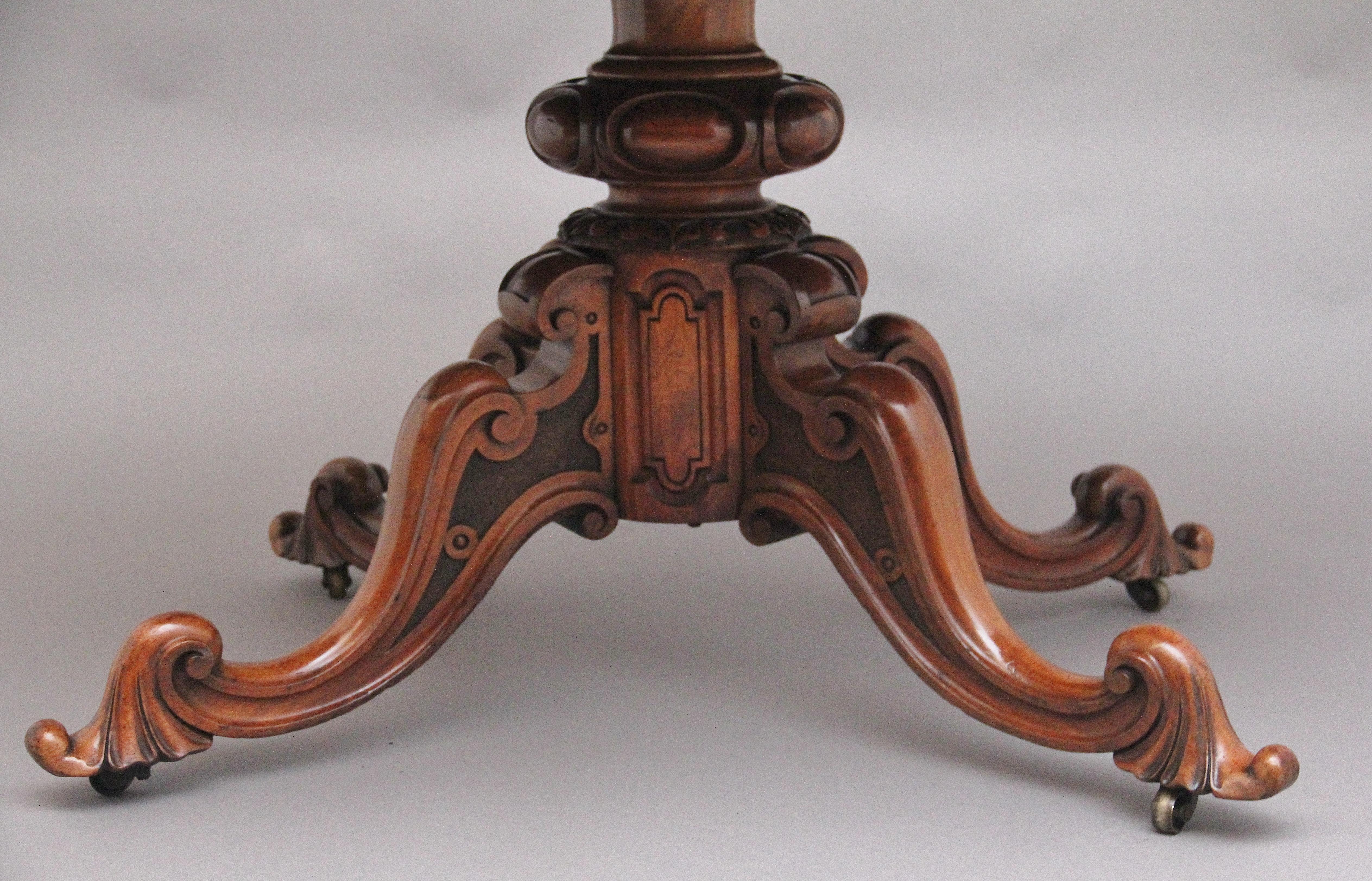 Noyer Table centrale en noyer du 19e siècle par Edward & Roberts en vente