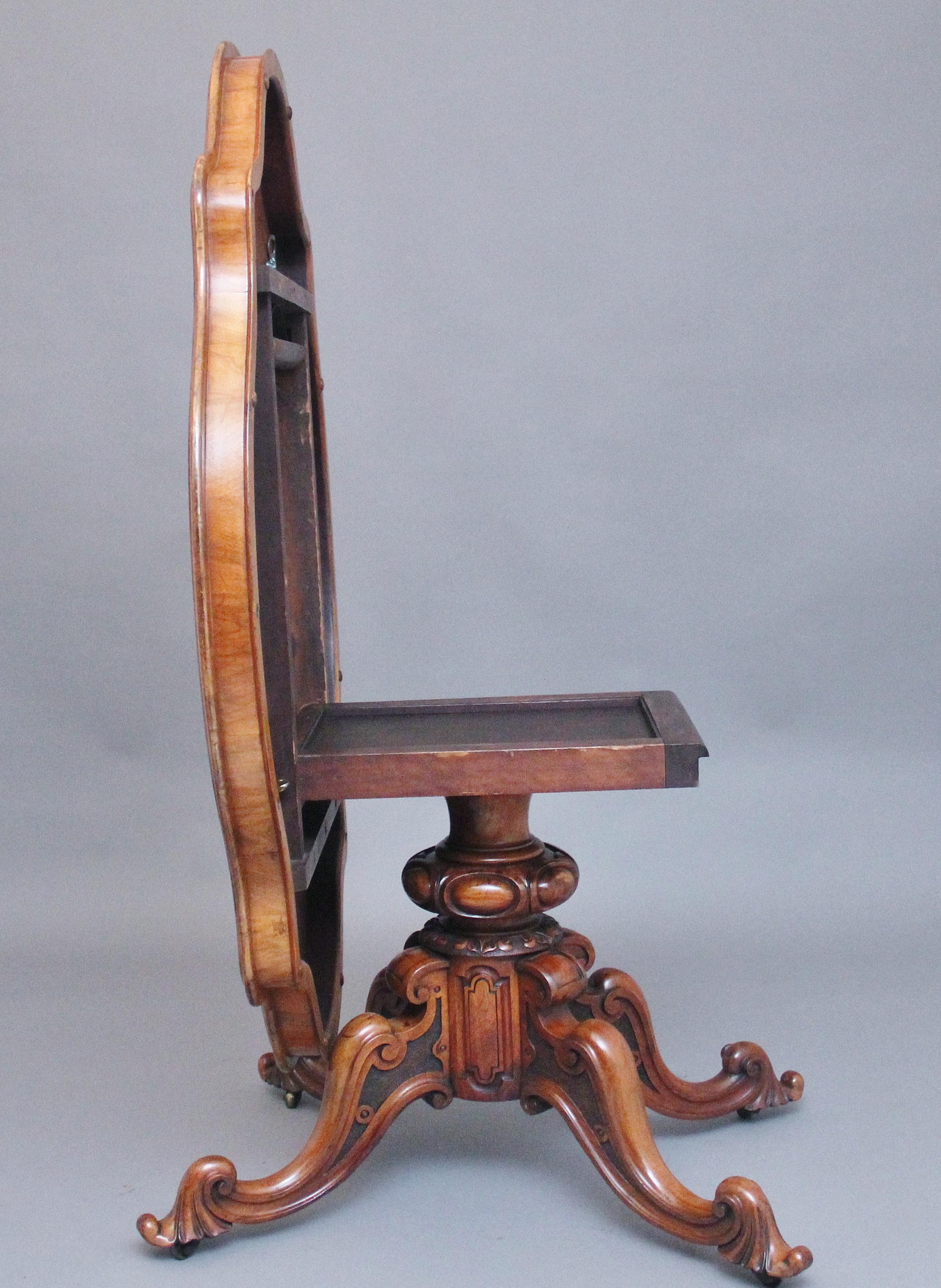 Table centrale en noyer du 19e siècle par Edward & Roberts en vente 1