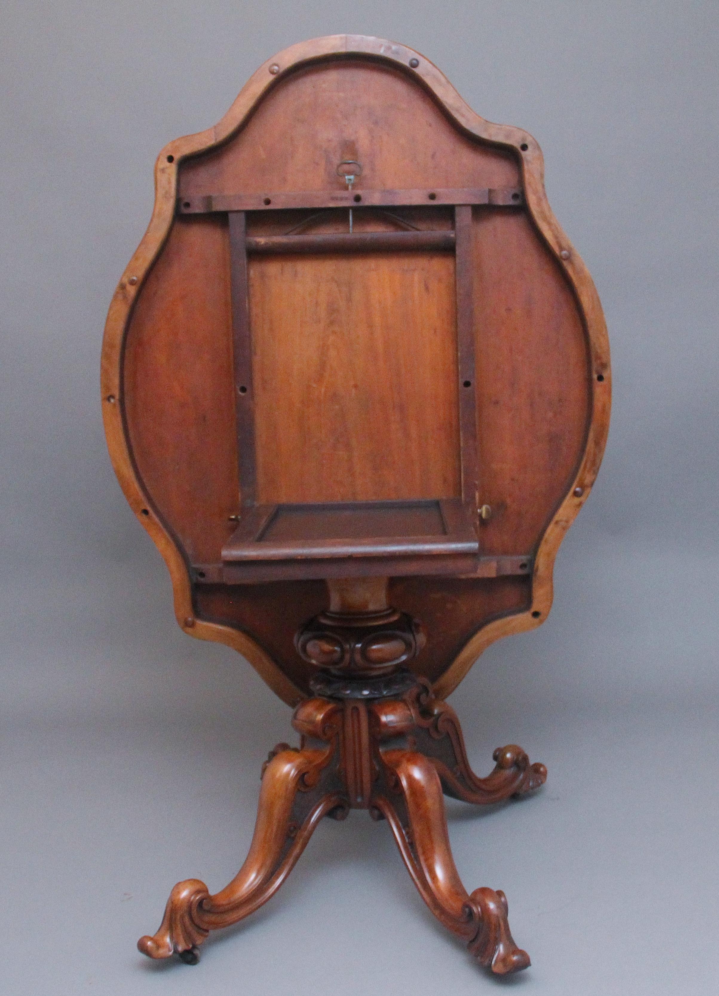 Table centrale en noyer du 19e siècle par Edward & Roberts en vente 2