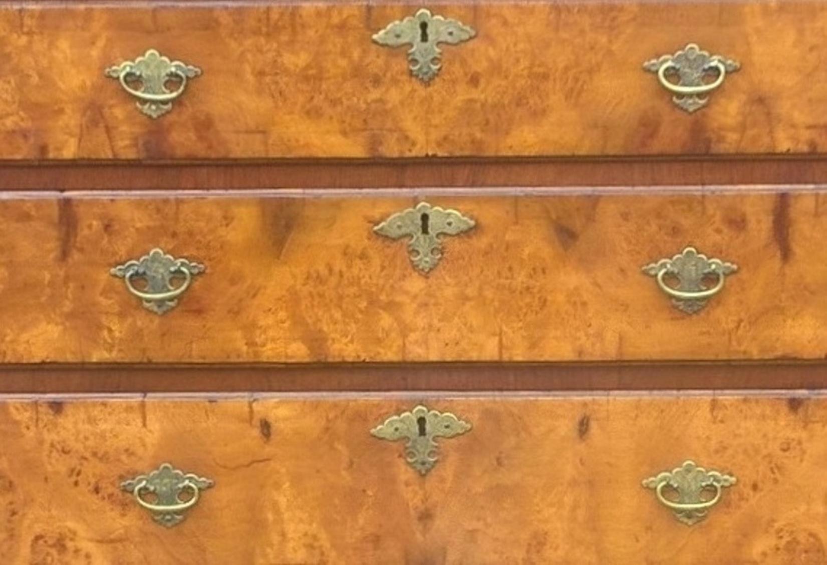 A 19th Century Walnut Chest of Five Graduated Drawers For Sale 3