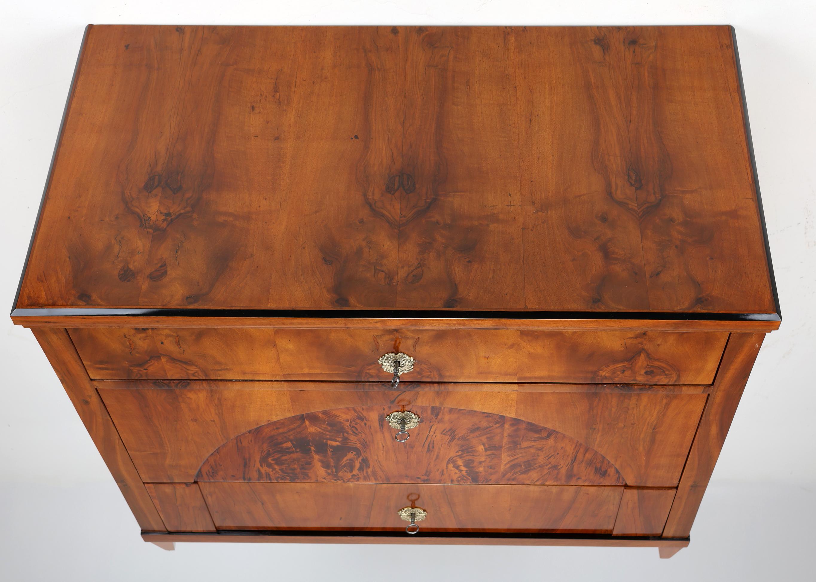 Kommode aus Nussbaumholz aus dem 19.
Deutschland, 1820
Walnuss

Feine Biedermeier Kommode aus Nussbaumholz um 1820. Mit drei Schubladen, einer Tiefe von 57 cm, einer Höhe von 95 cm und einer Breite von 108 cm. Diese antike Kommode bietet ausreichend