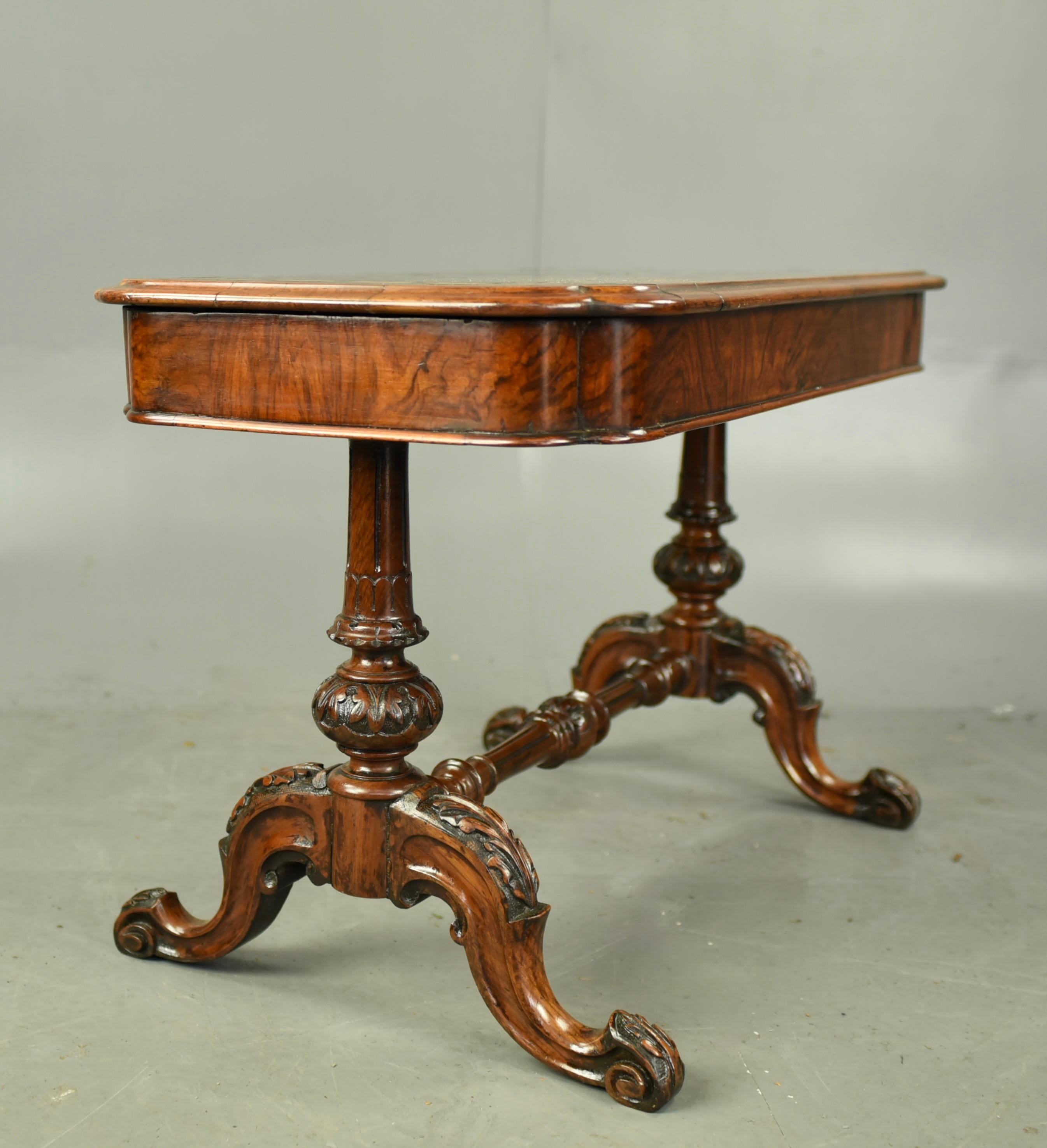 English 19th century walnut coffee table For Sale