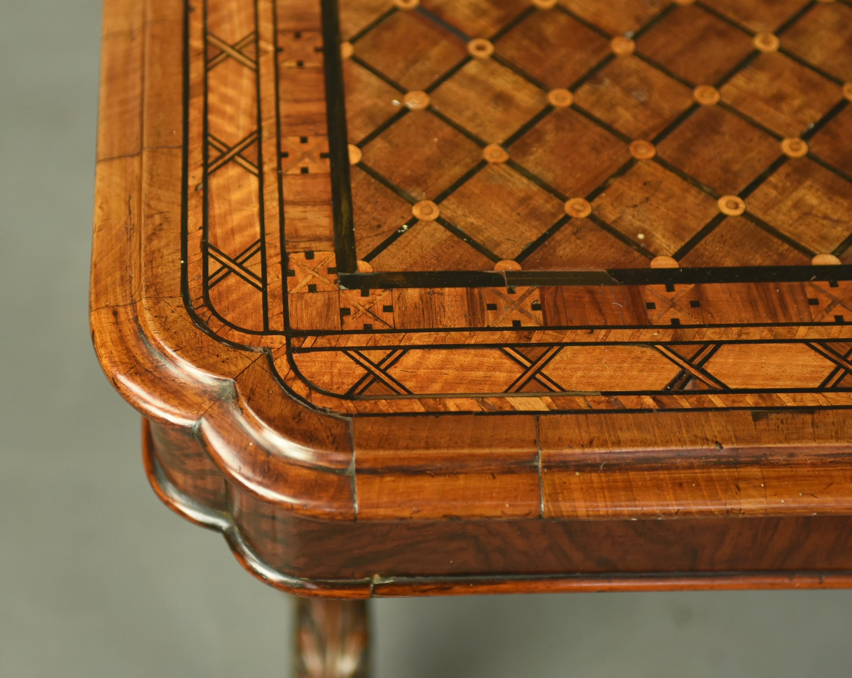 19th century walnut coffee table In Good Condition For Sale In Chelmsford, GB