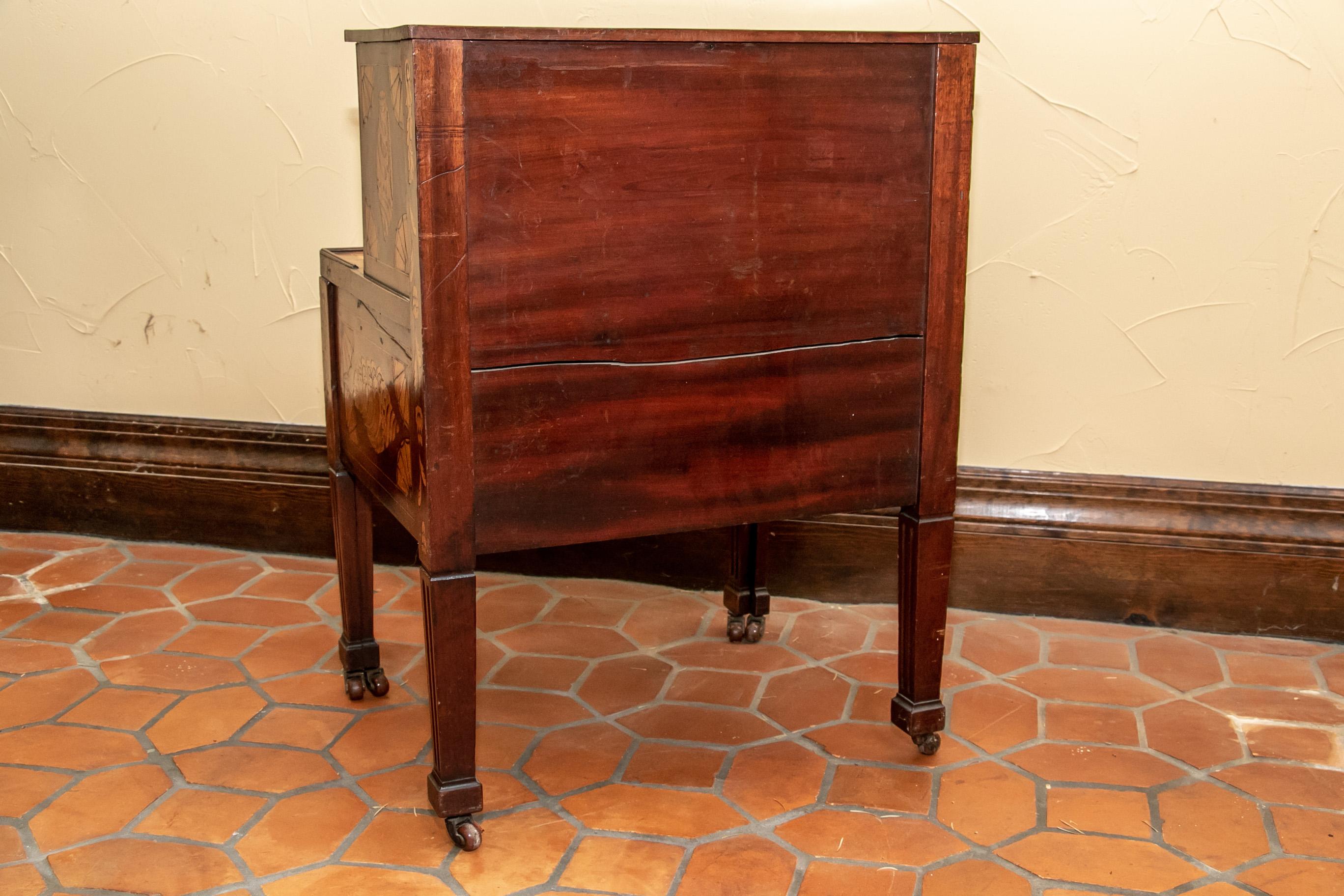19th Century Walnut Commode with Contrasting Inlaid Veneer For Sale 10