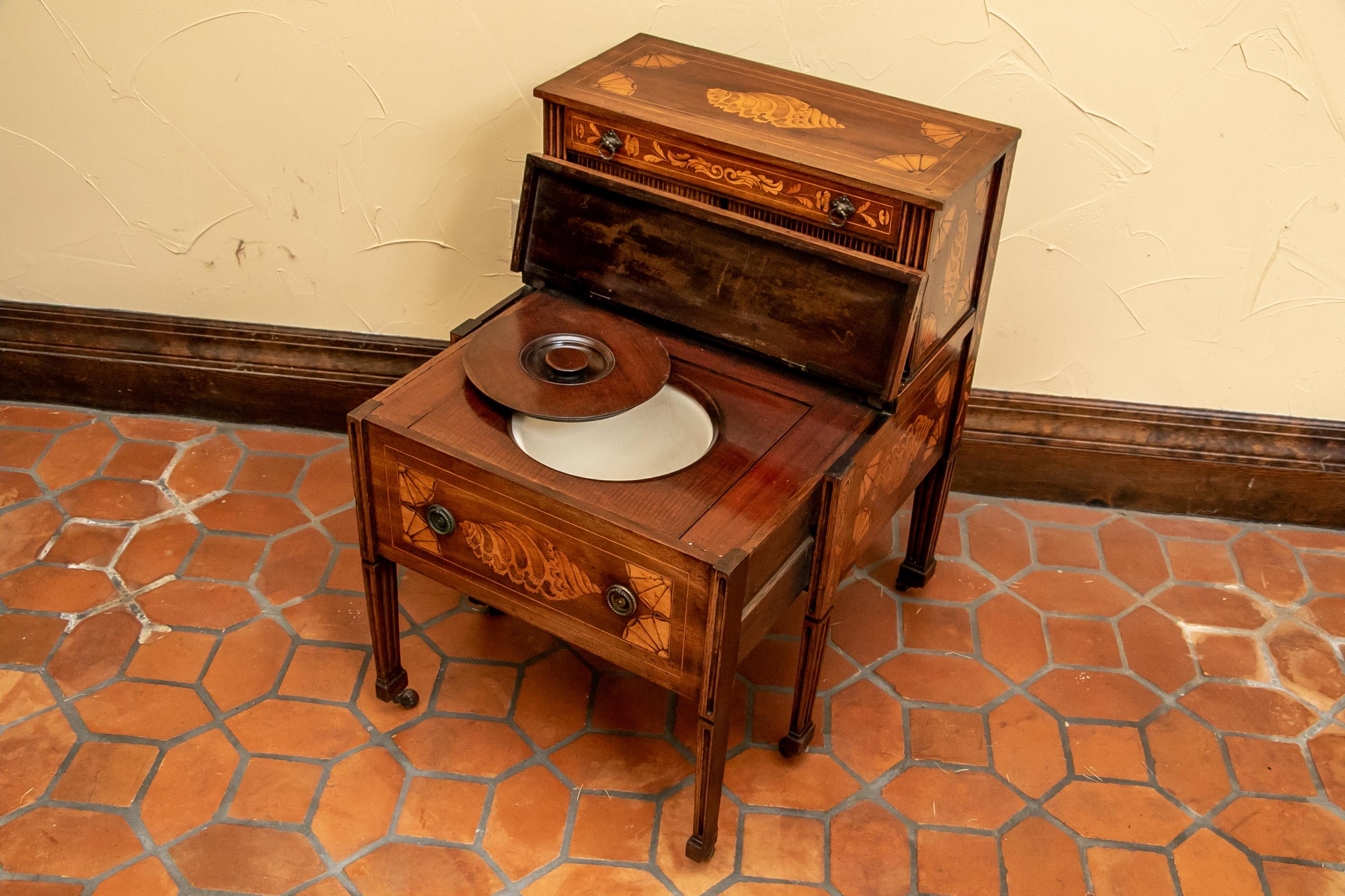 19th Century Walnut Commode with Contrasting Inlaid Veneer For Sale 1