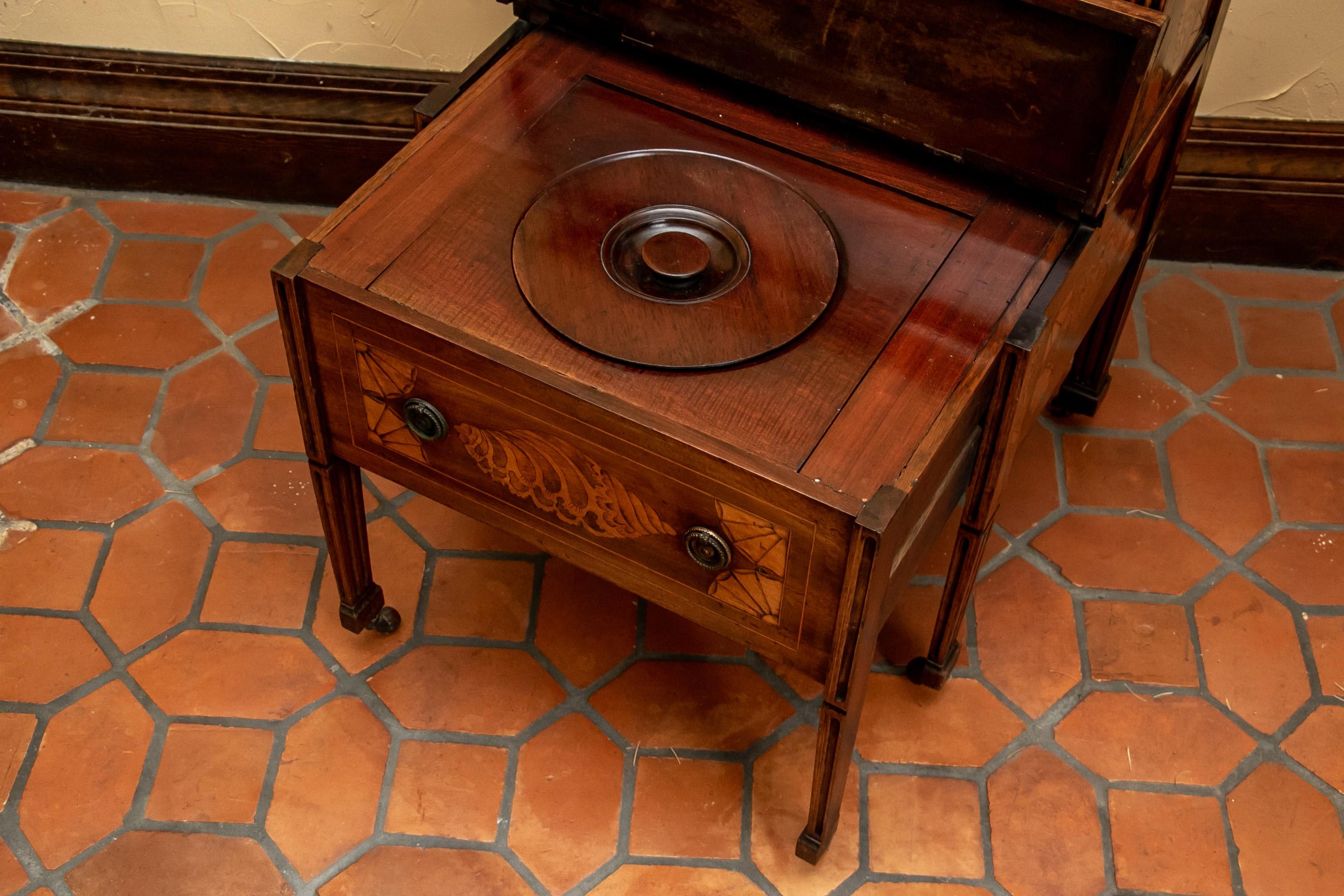 19th Century Walnut Commode with Contrasting Inlaid Veneer For Sale 2
