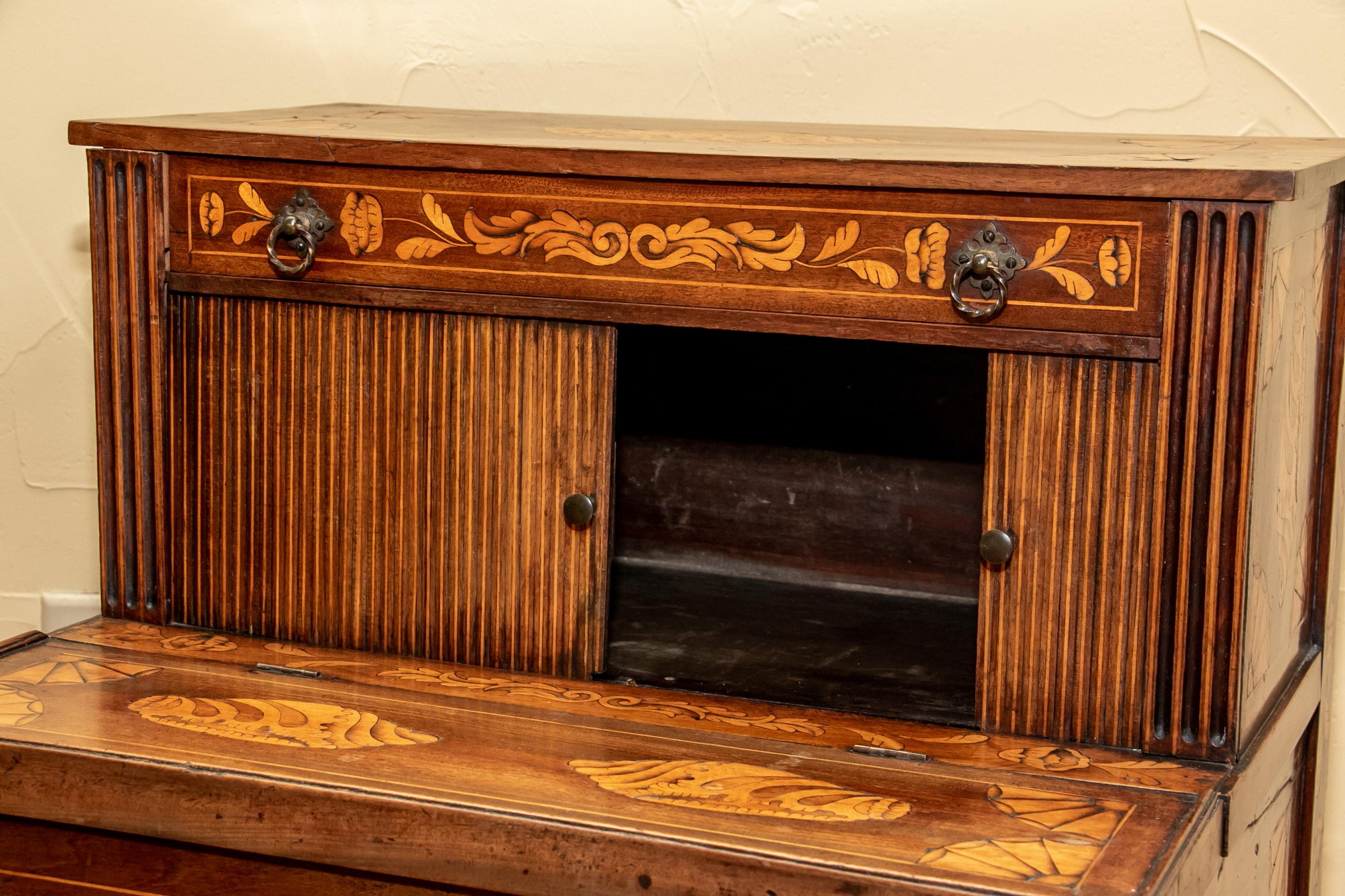 19th Century Walnut Commode with Contrasting Inlaid Veneer For Sale 3