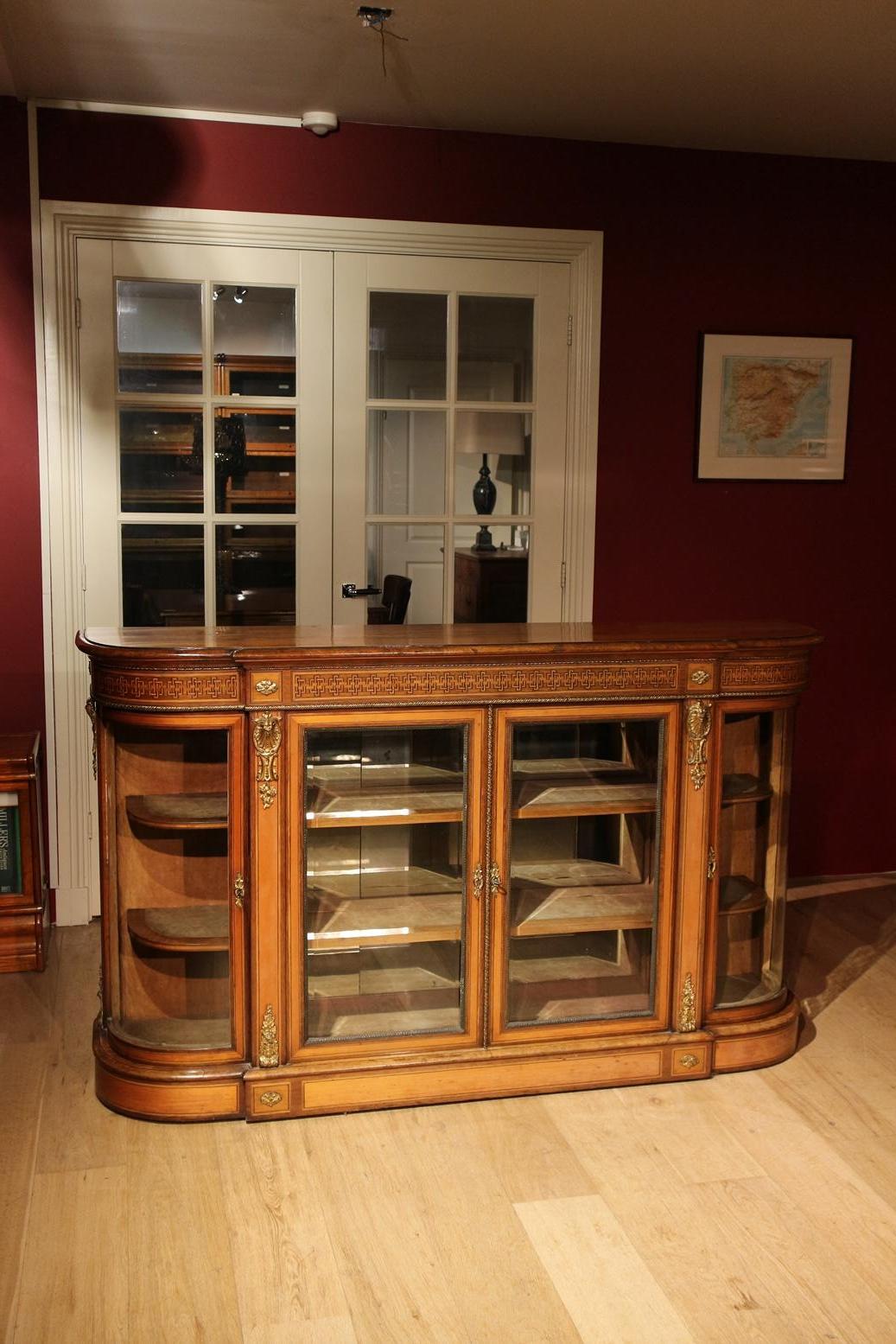 Beautiful antique mahogany sideboard that can be used as a china cabinet, bookcase or, for example, as a display case. The sideboard is richly fitted with satinwood inlays and beautiful bronze details. Entirely in a good and beautiful original