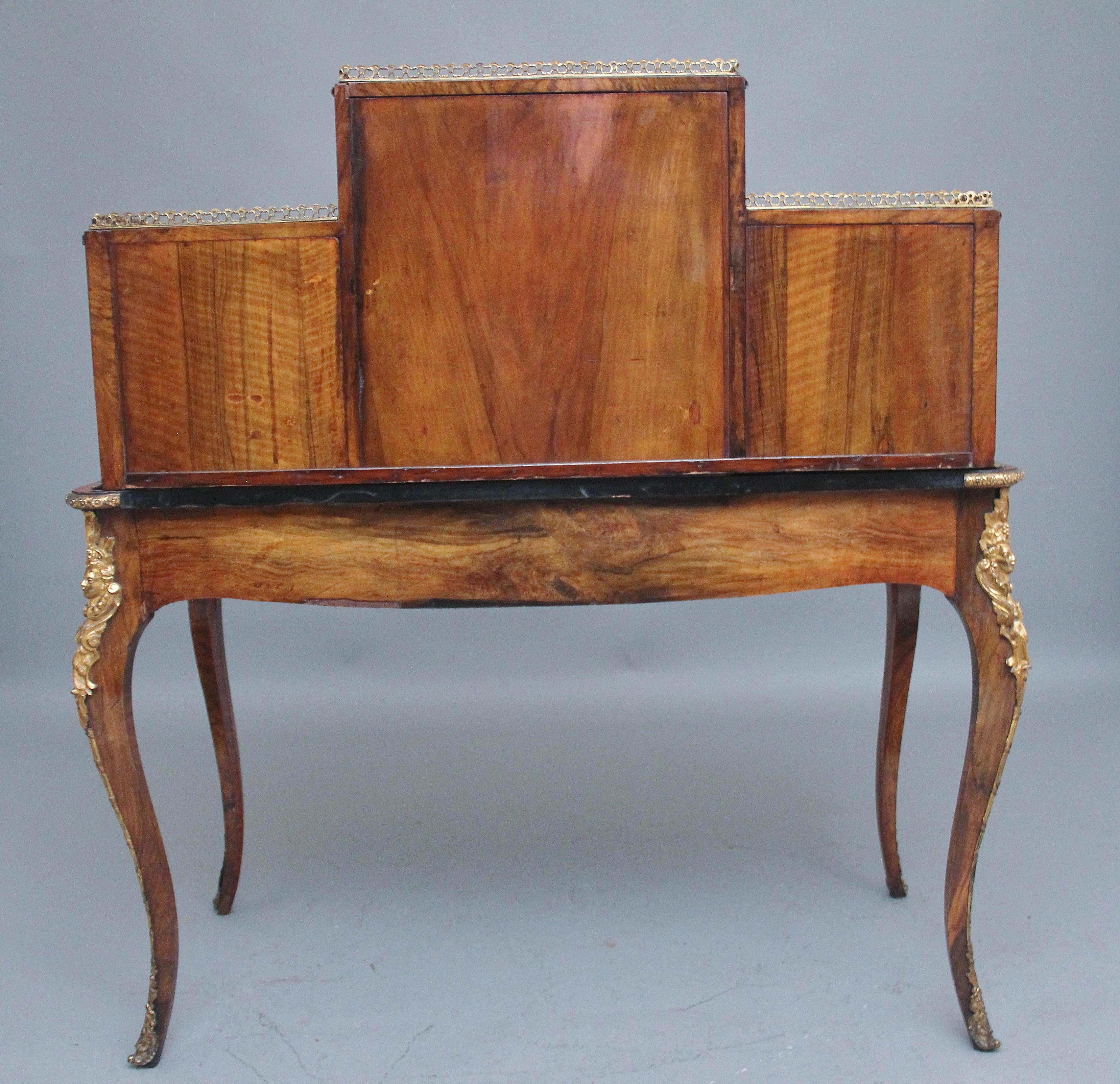 19th Century walnut desk by Gillows For Sale 4