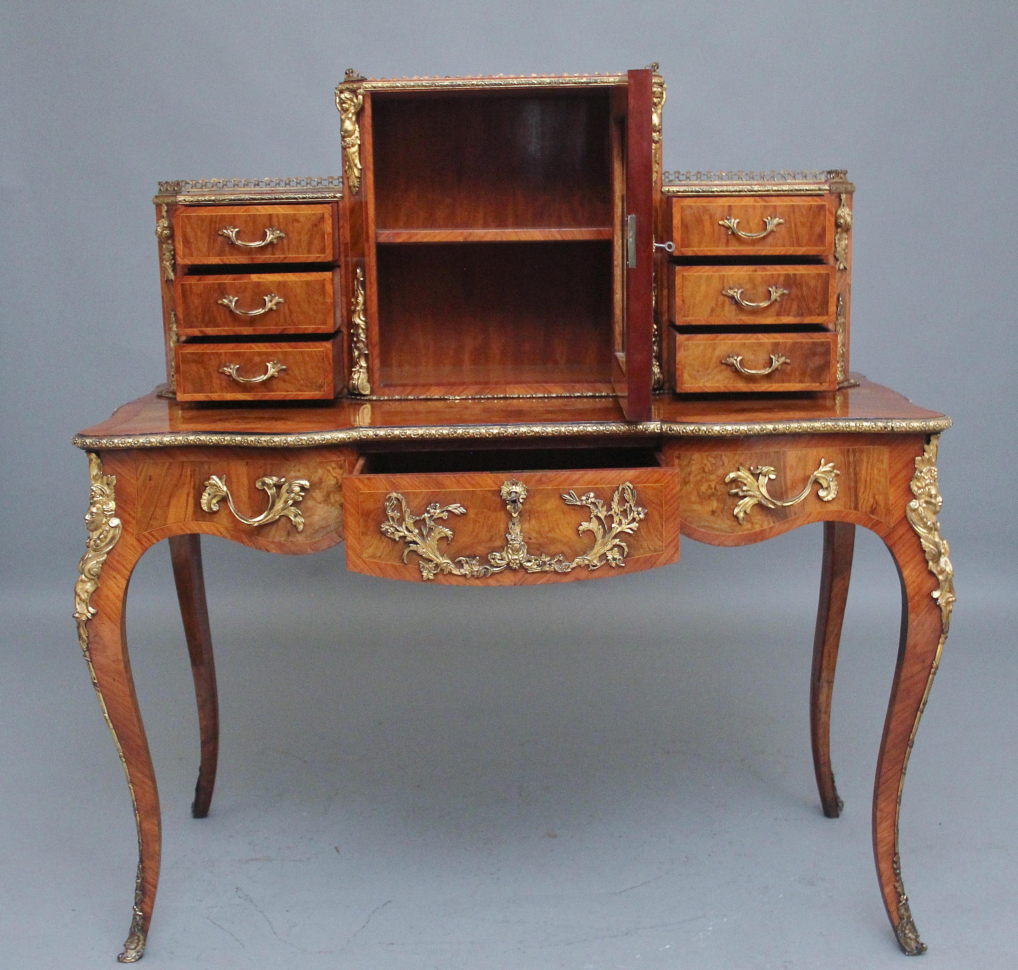 British 19th Century walnut desk by Gillows For Sale