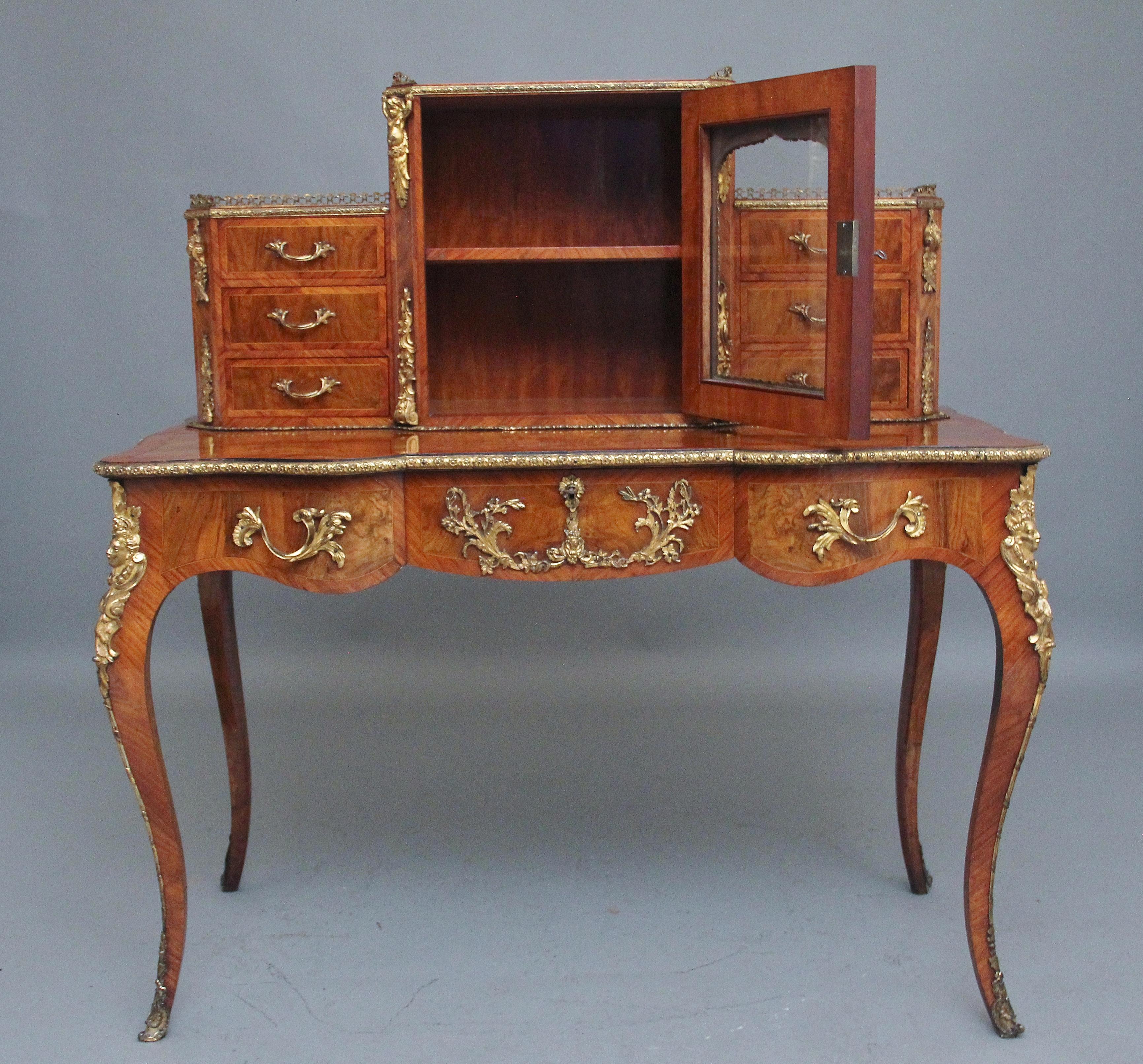19th Century walnut desk by Gillows In Good Condition For Sale In Martlesham, GB