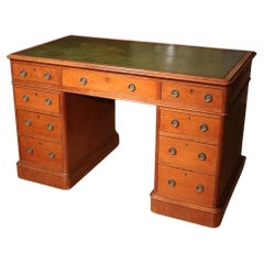 Bureau en noyer du XIXe siècle