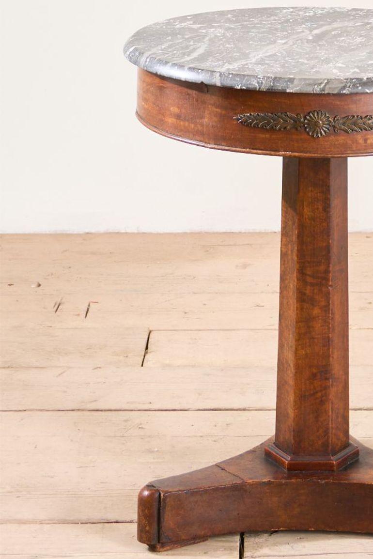 Il s'agit d'une très belle table d'appoint en bois de Guéridon du 19ème siècle. Empire français, en noyer avec beaucoup de caractère et de charme. Le plateau de marbre est noir avec de belles veines et la base contraste magnifiquement. Les détails