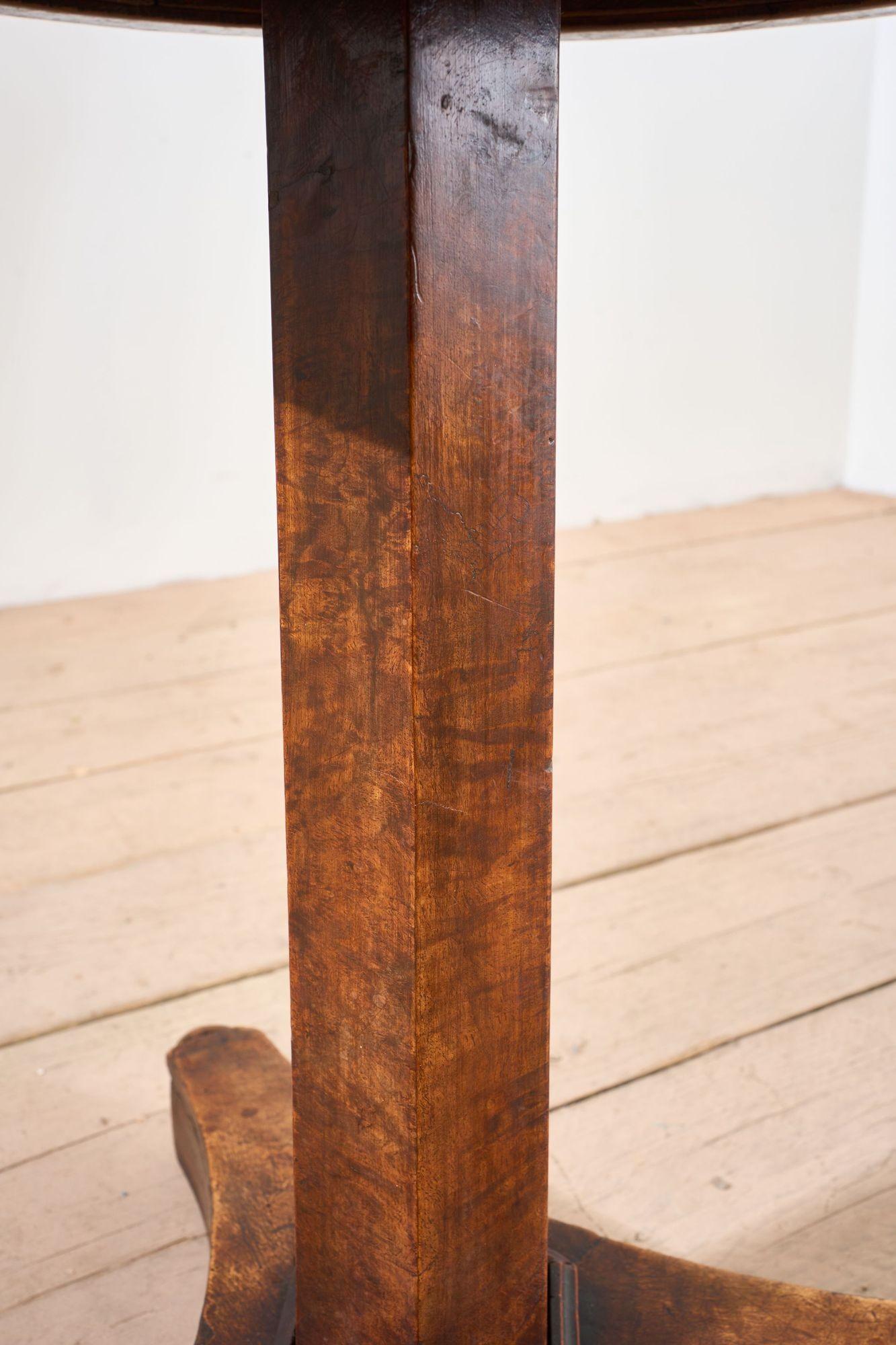 XIXe siècle Table Empire Gueridon en noyer du 19e siècle en vente