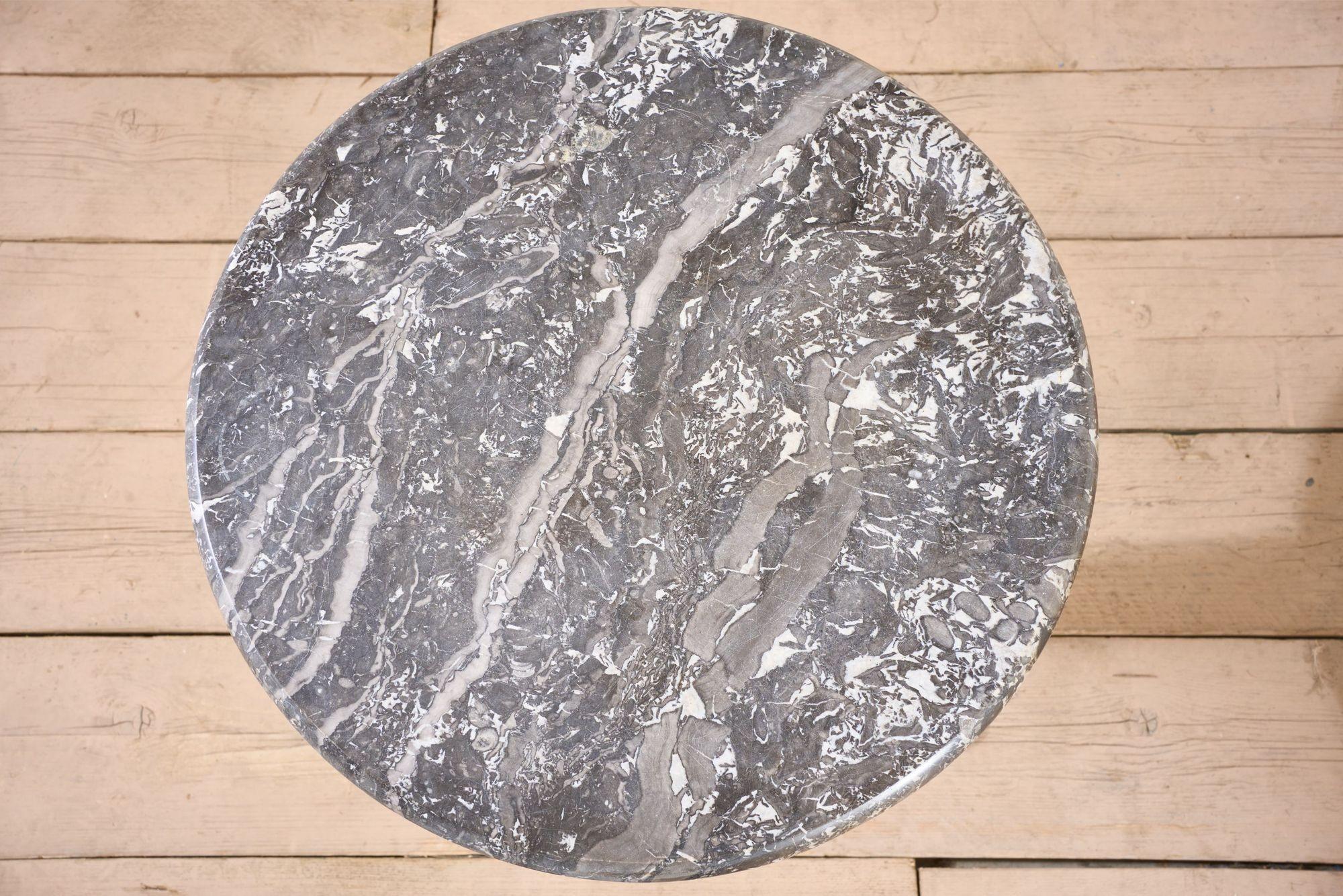 Marbre Table Empire Gueridon en noyer du 19e siècle en vente
