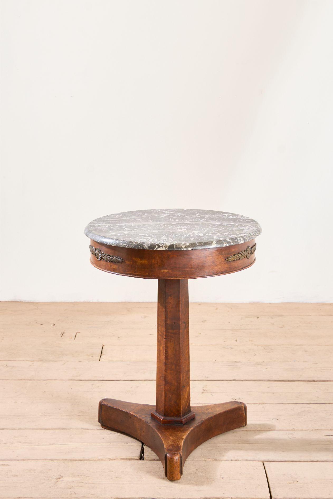 Table Empire Gueridon en noyer du 19e siècle en vente 3