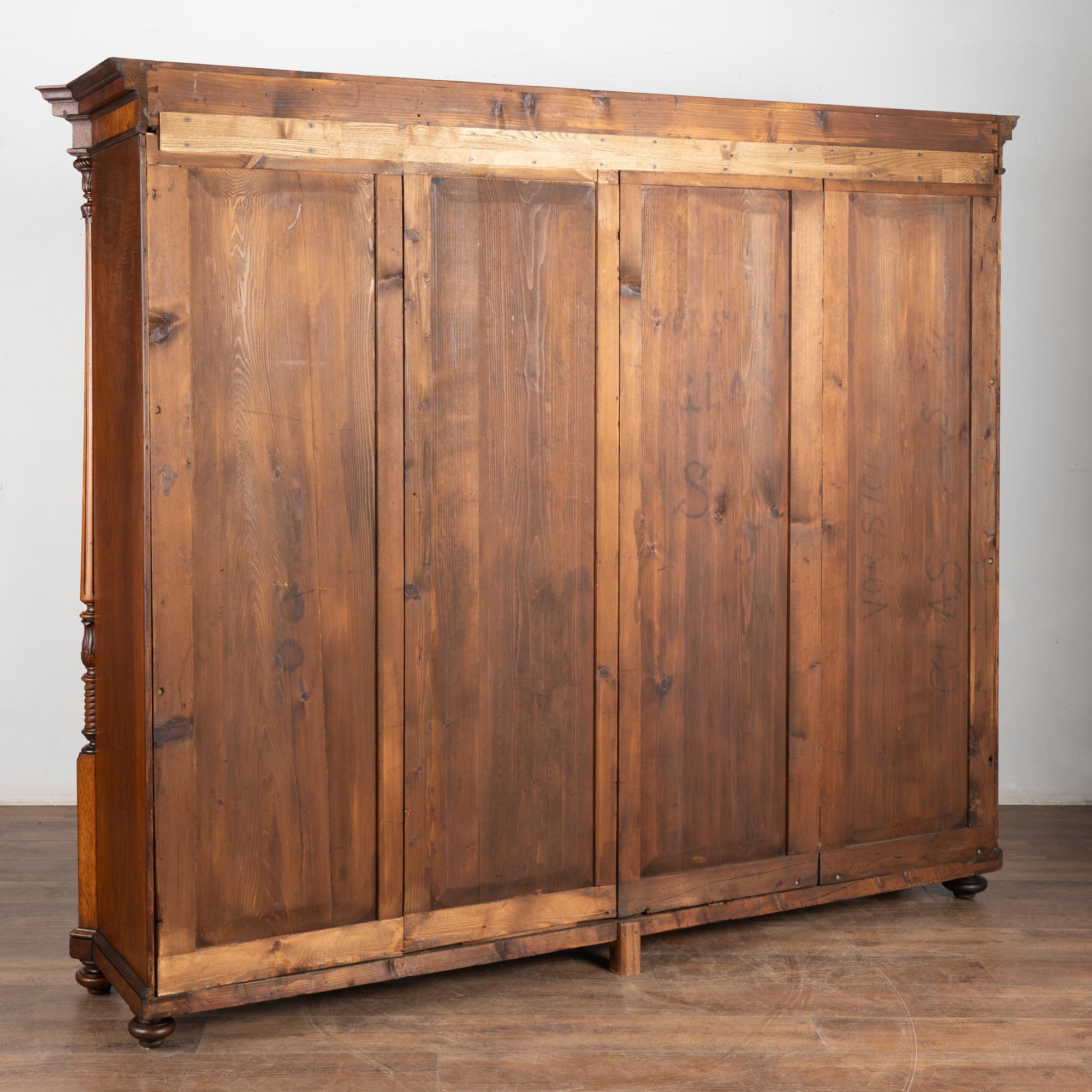 Bibliothèque à quatre portes vitrées en noyer du XIXe siècle en vente 3