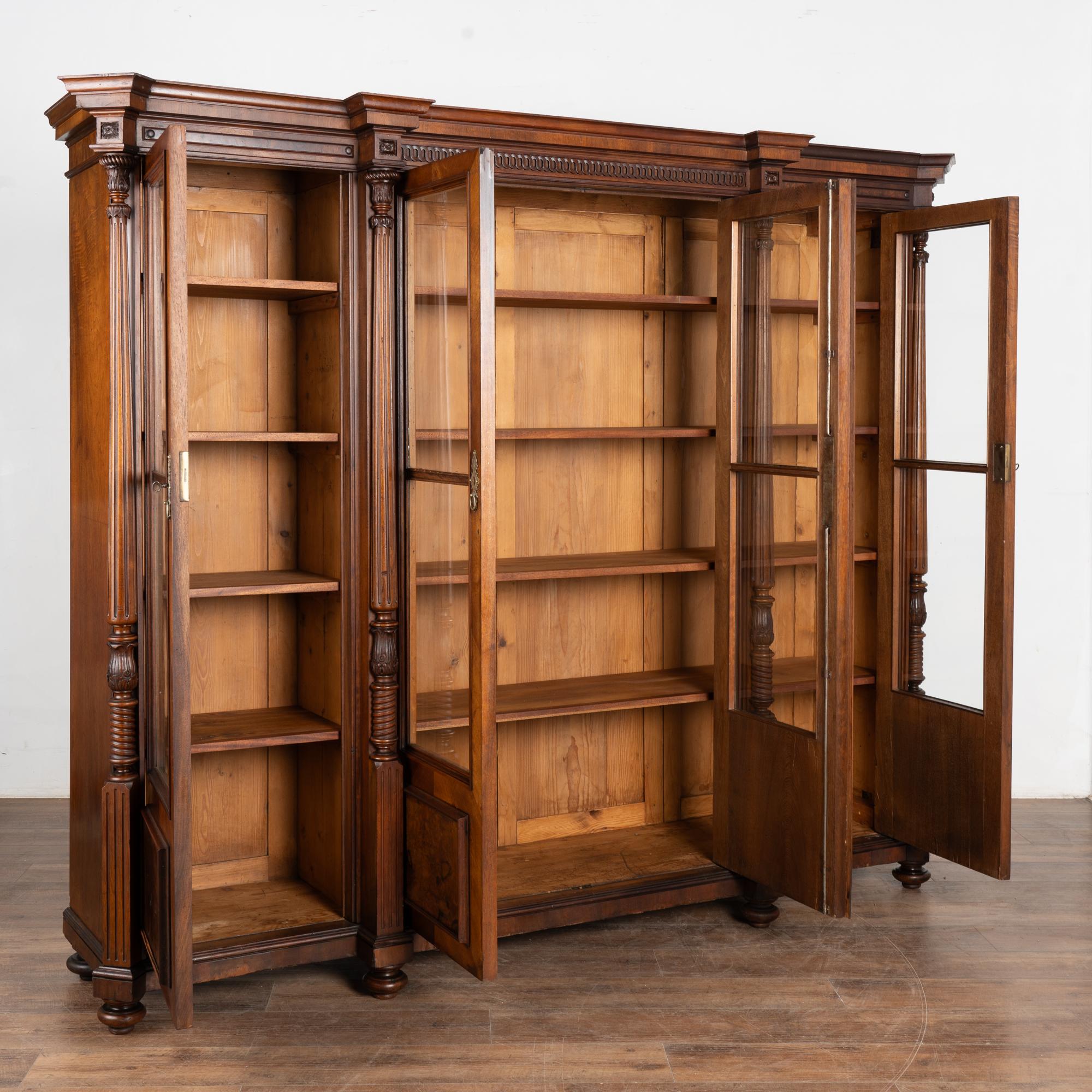 Autre Bibliothèque à quatre portes vitrées en noyer du XIXe siècle en vente