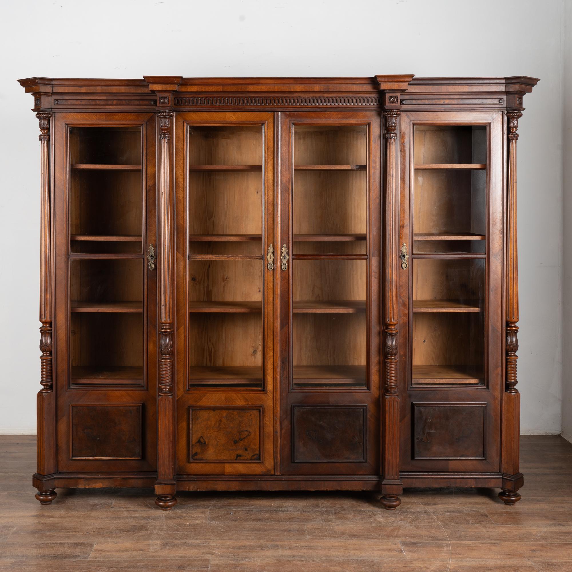Danois Bibliothèque à quatre portes vitrées en noyer du XIXe siècle en vente