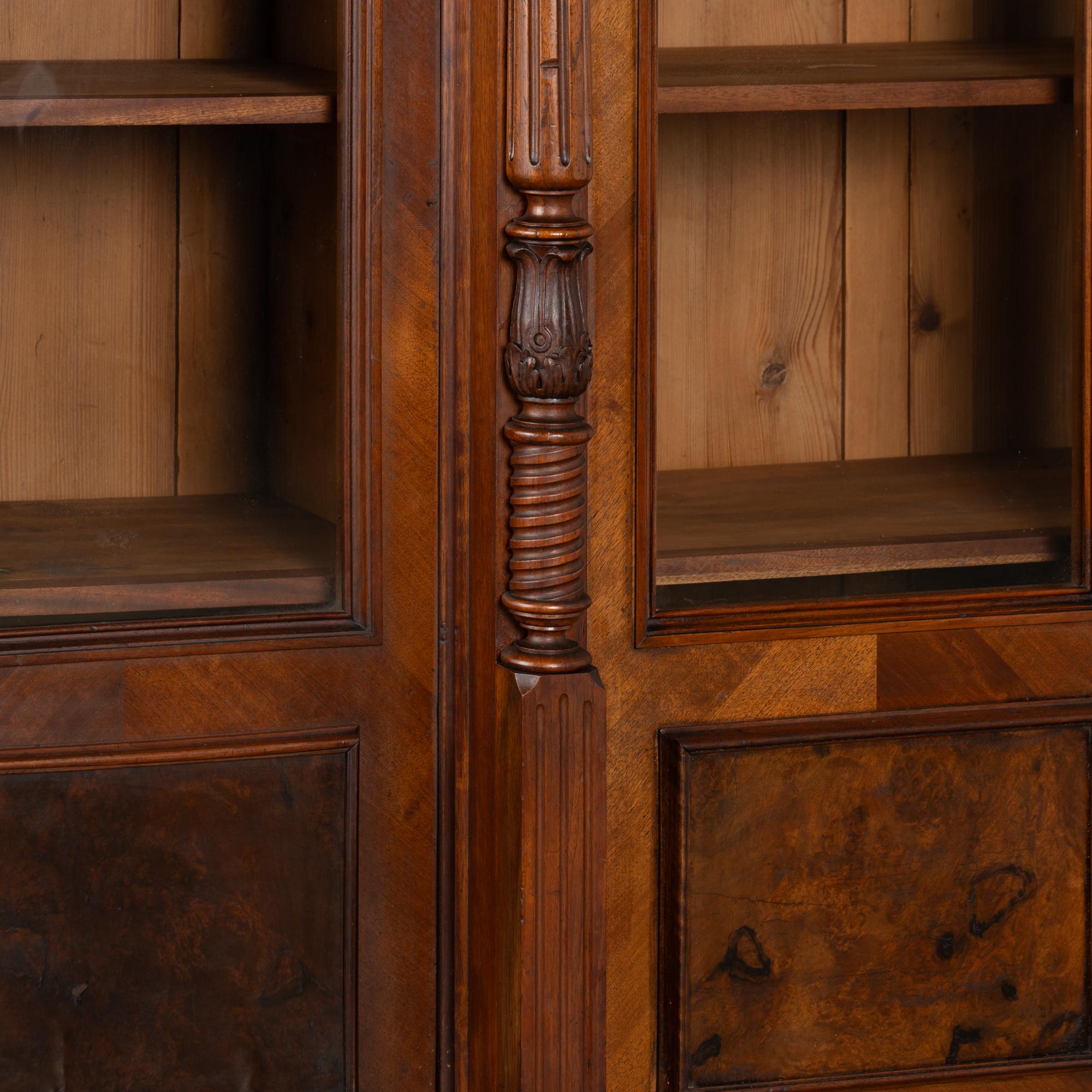 Fait main Bibliothèque à quatre portes vitrées en noyer du XIXe siècle en vente