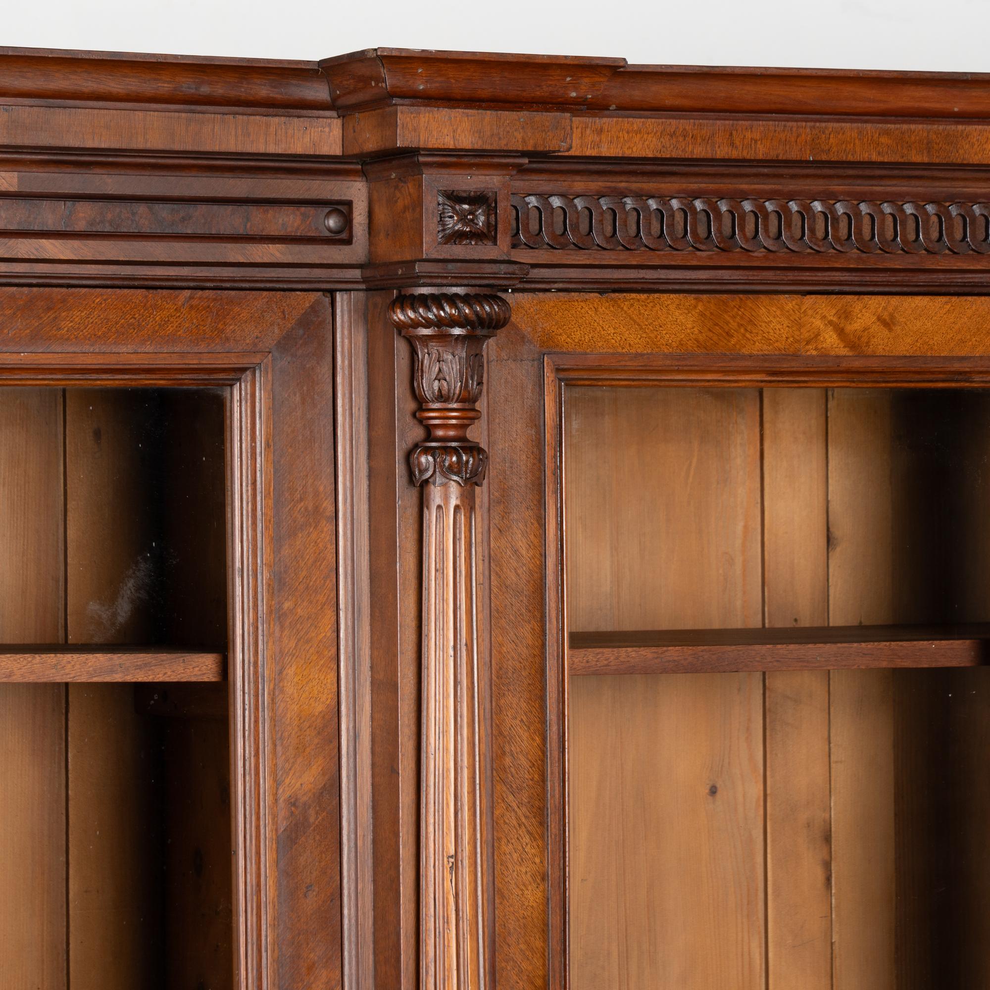 Bibliothèque à quatre portes vitrées en noyer du XIXe siècle État moyen - En vente à Round Top, TX