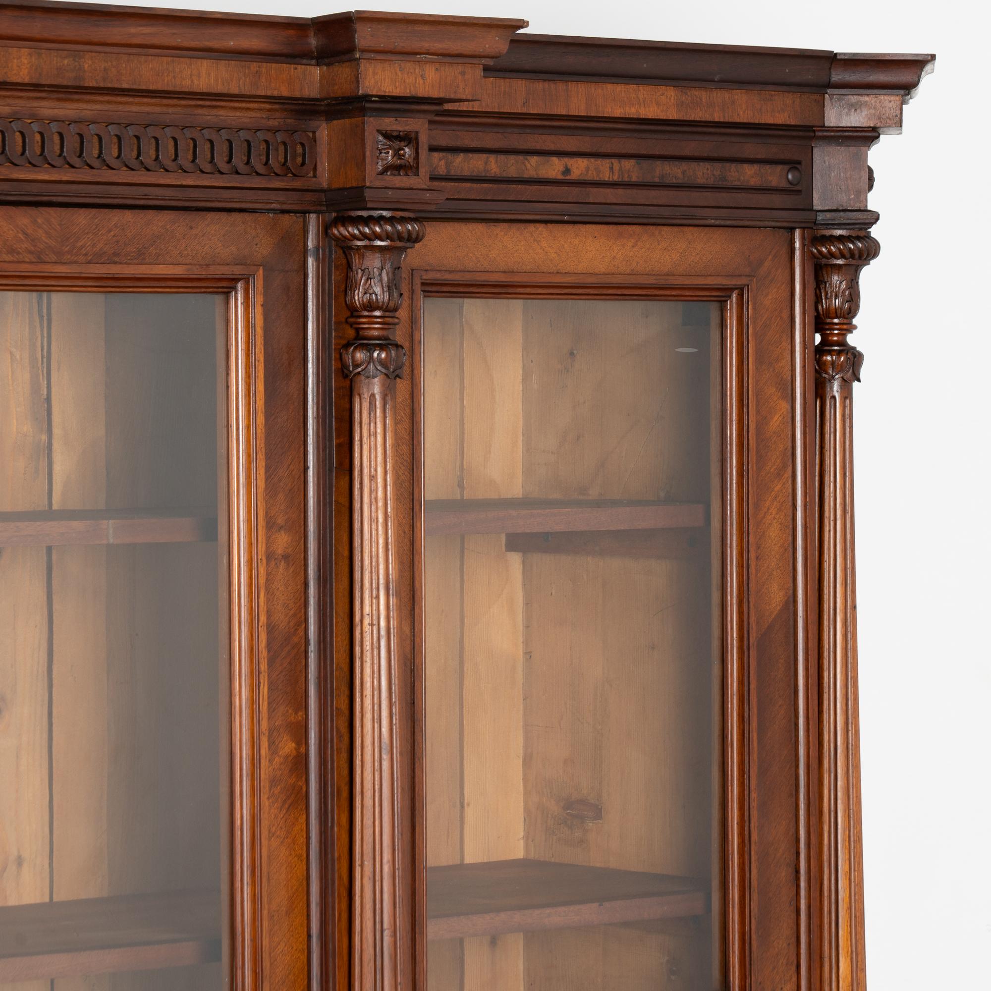 Noyer Bibliothèque à quatre portes vitrées en noyer du XIXe siècle en vente