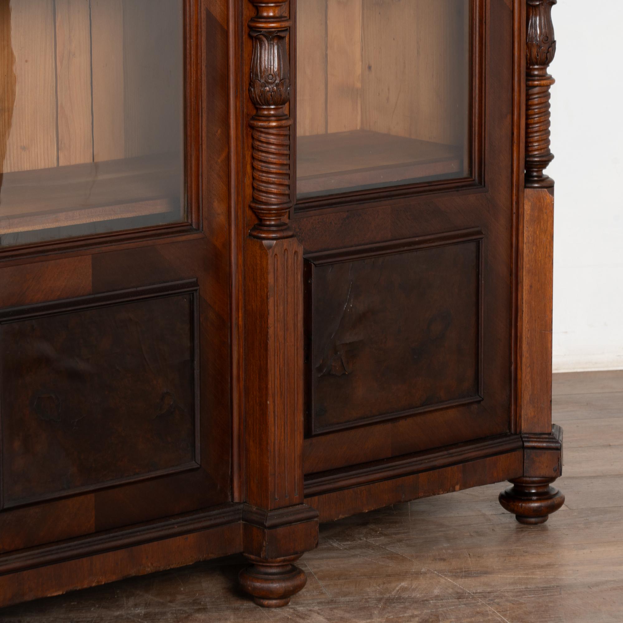 Bibliothèque à quatre portes vitrées en noyer du XIXe siècle en vente 1