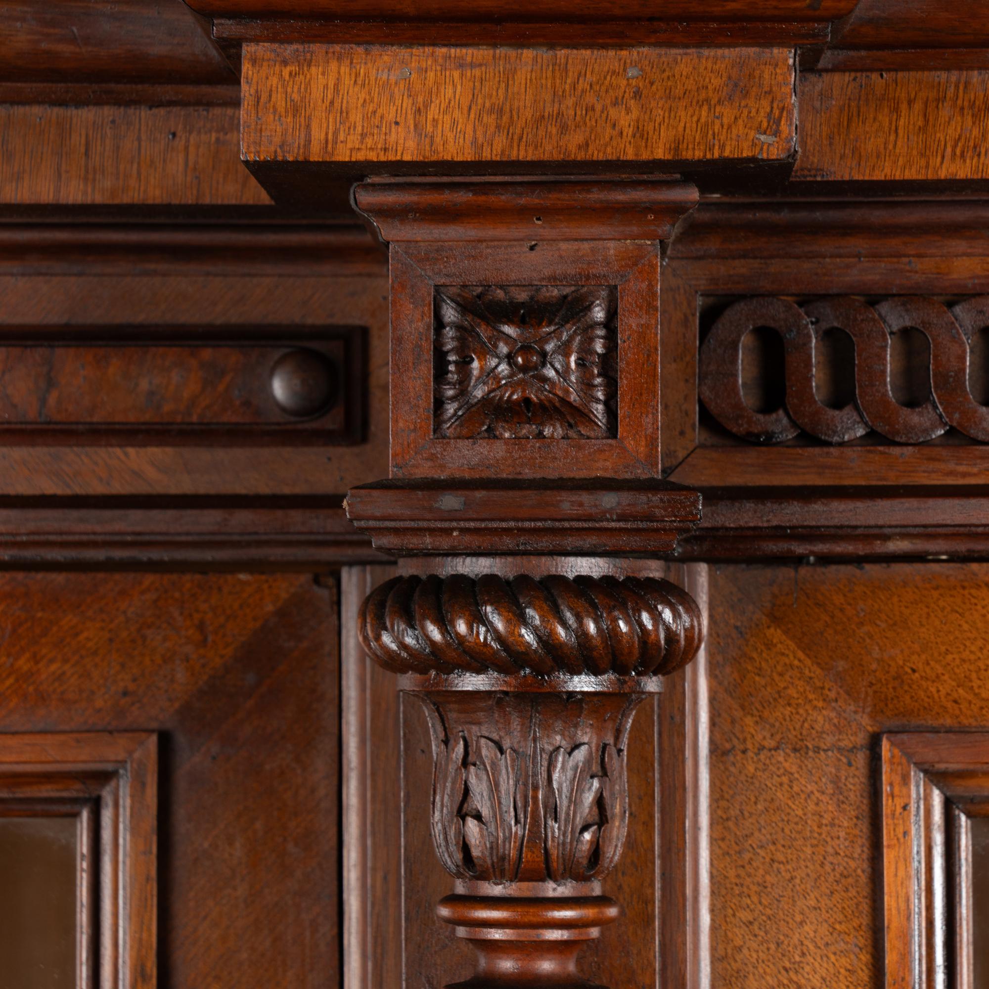 Bibliothèque à quatre portes vitrées en noyer du XIXe siècle en vente 2