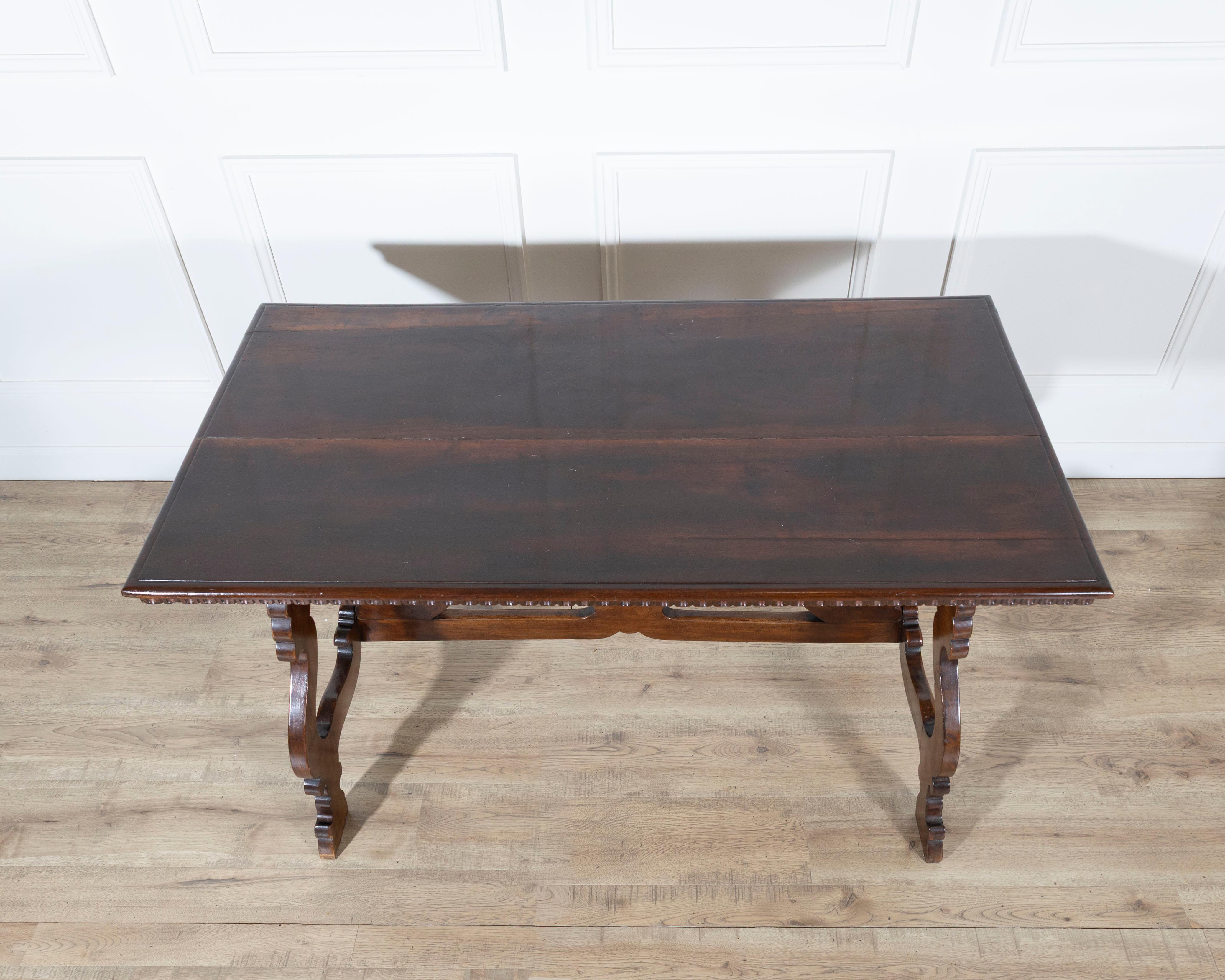 19th Century Walnut Fratino Table Italiano en venta