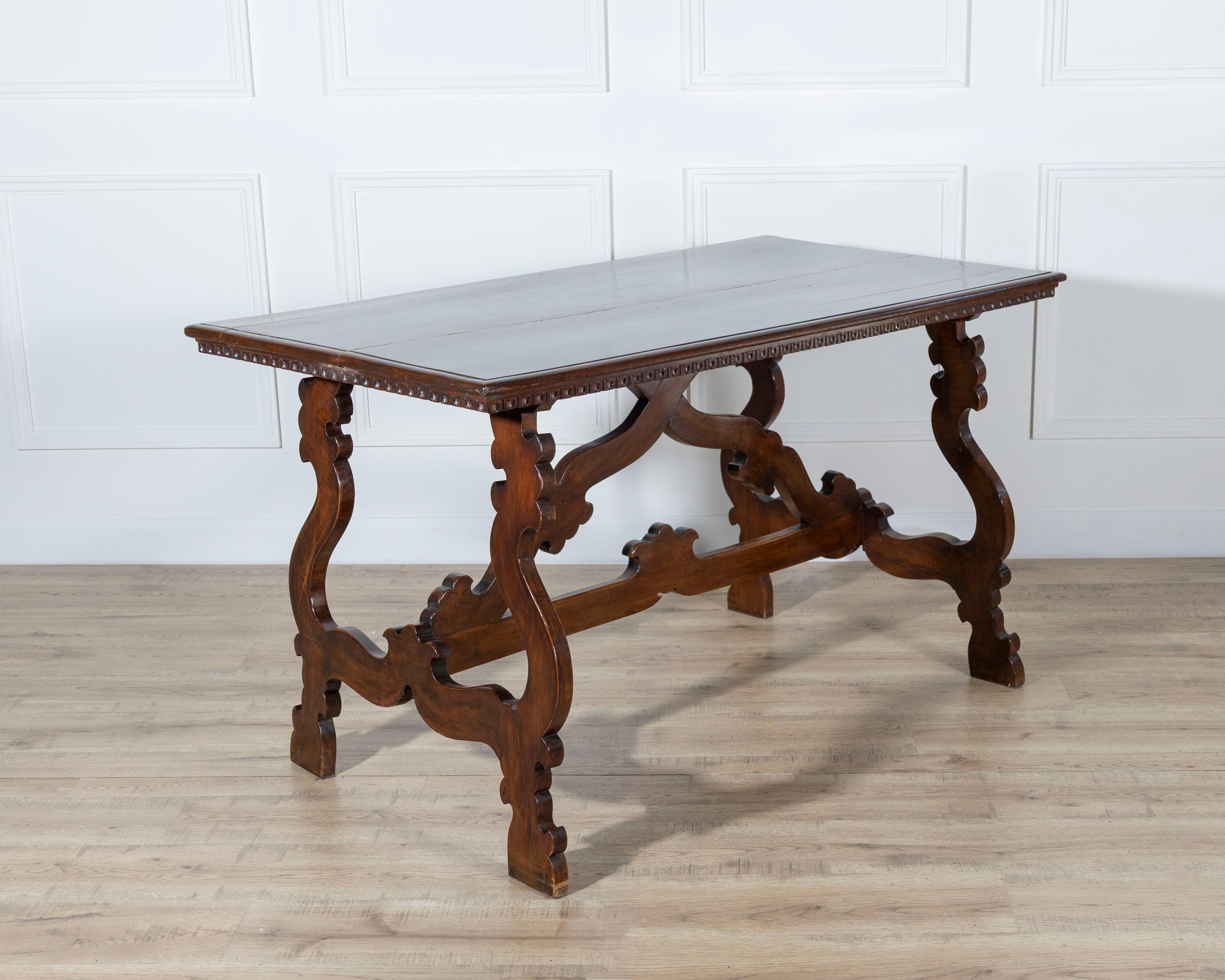 19th Century Walnut Fratino Table en Bueno estado para la venta en Atlanta, GA