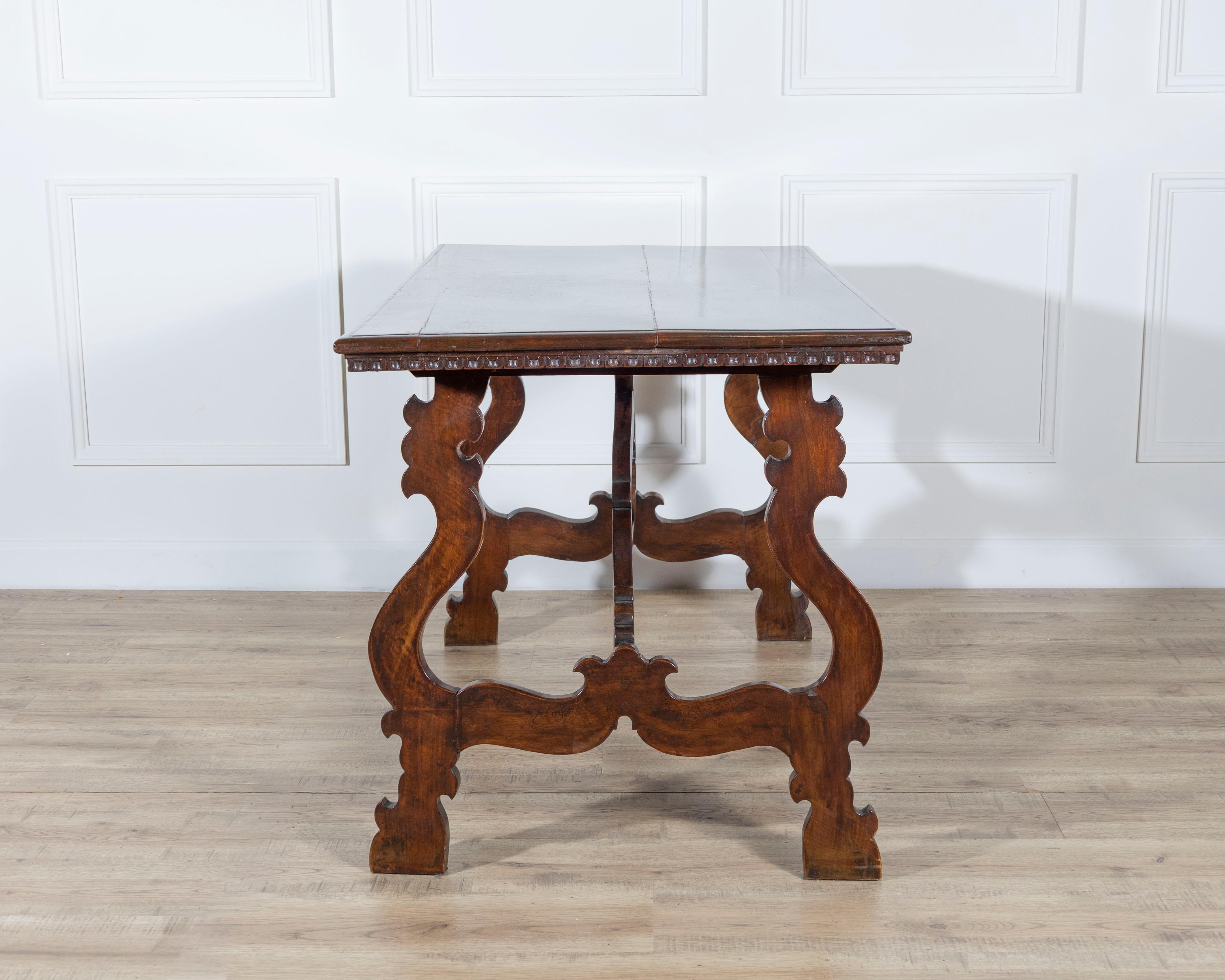 19th Century Walnut Fratino Table siglo XIX en venta