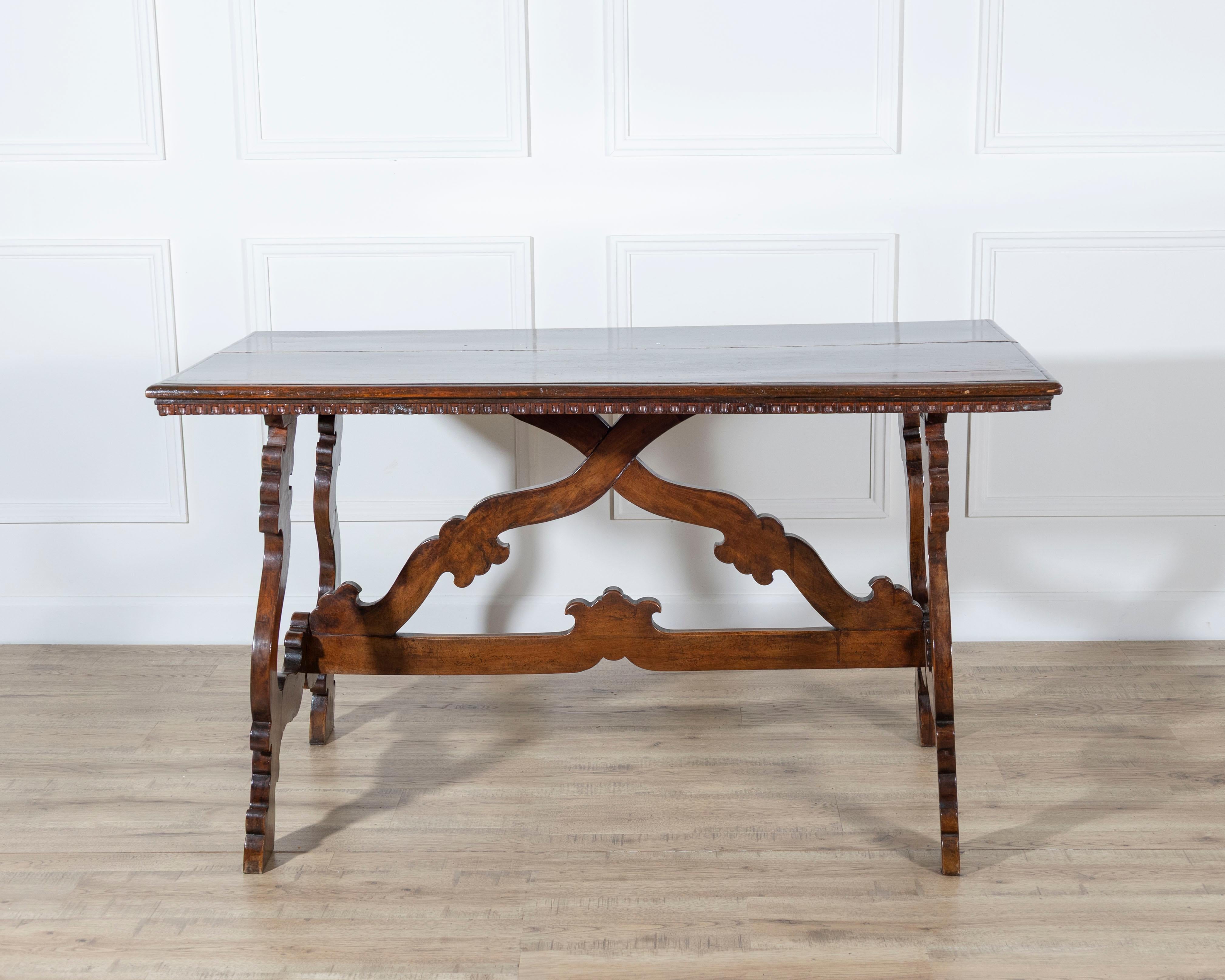 19th Century Walnut Fratino Table Nogal en venta