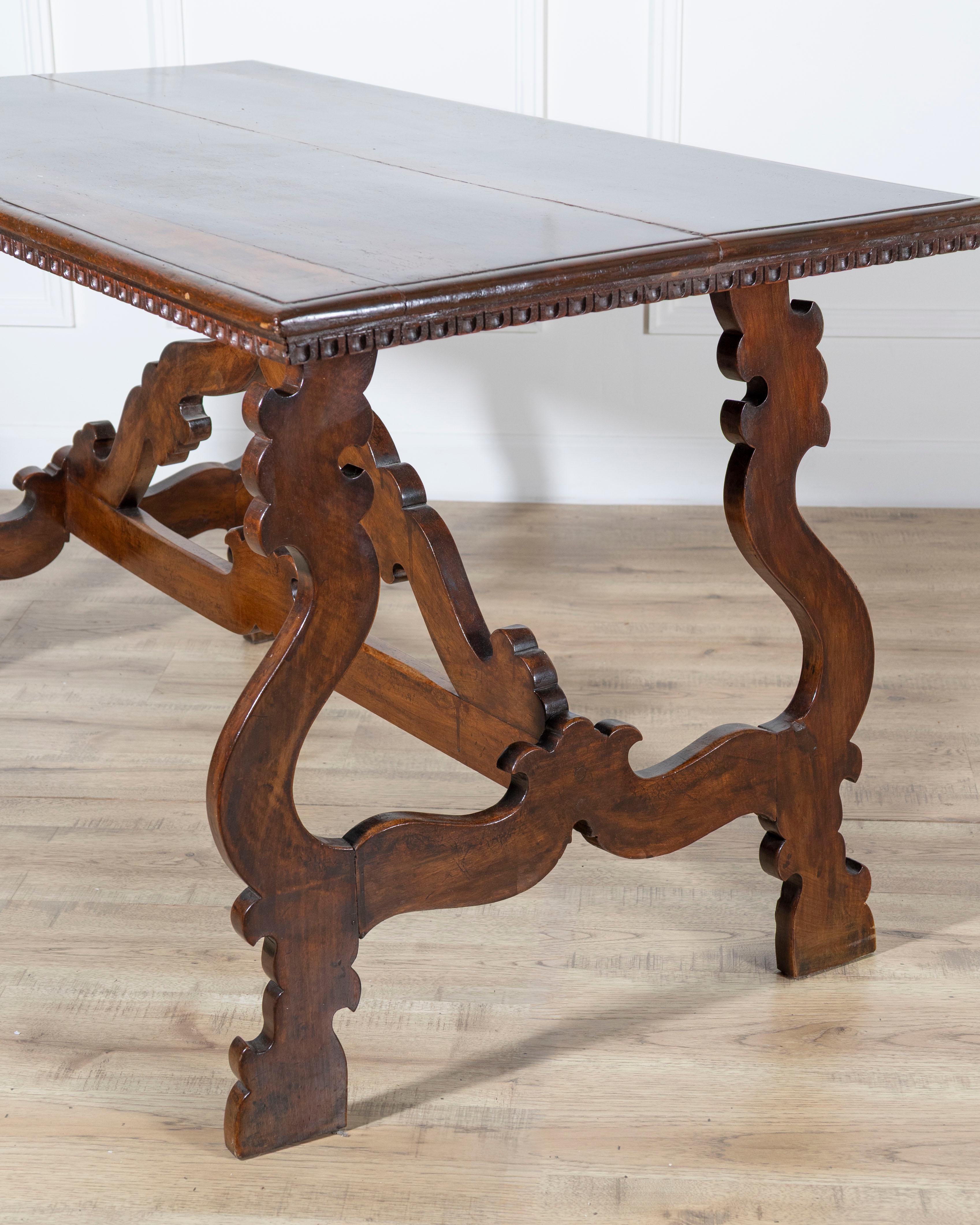 19th Century Walnut Fratino Table en venta 1