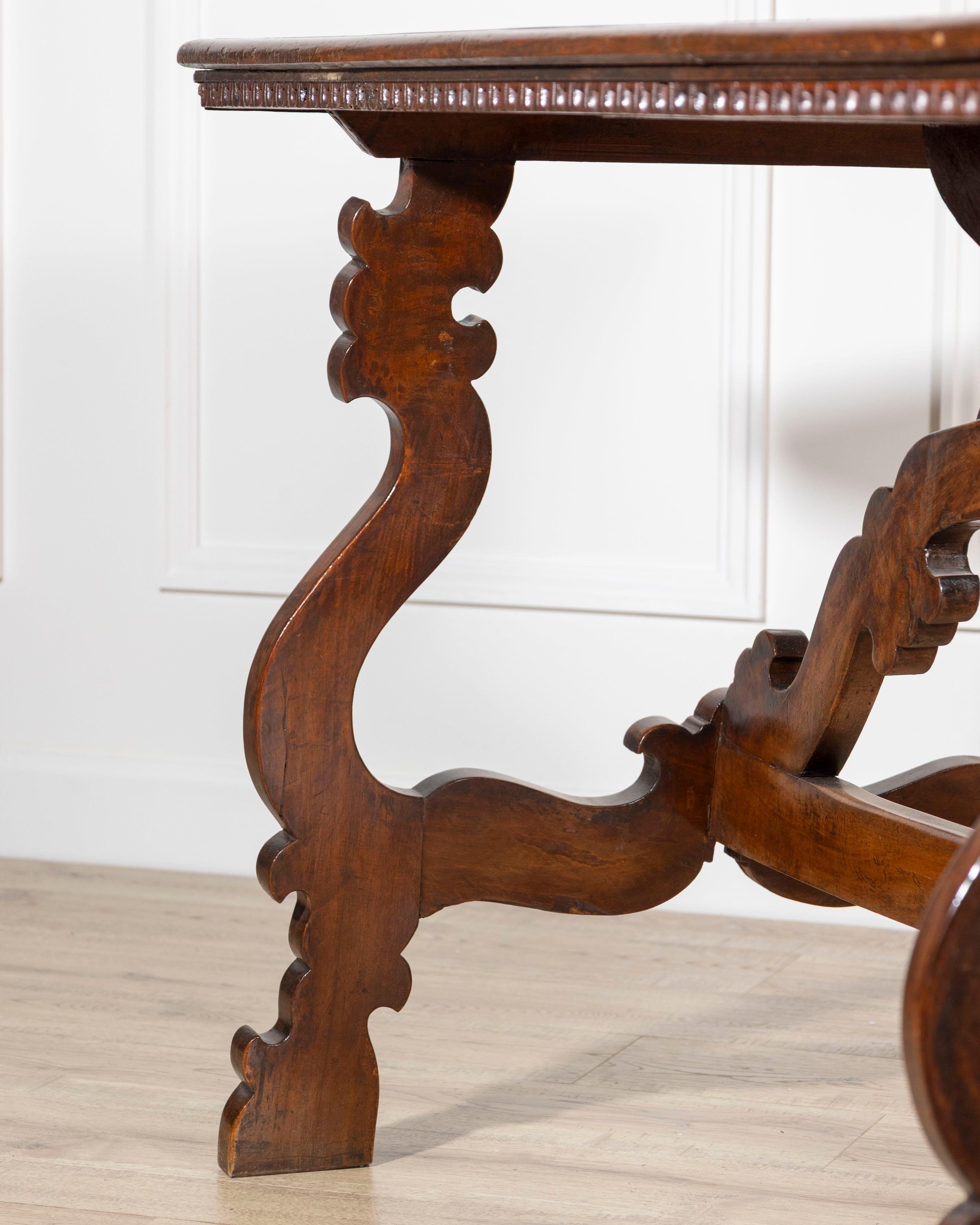 19th Century Walnut Fratino Table en venta 3