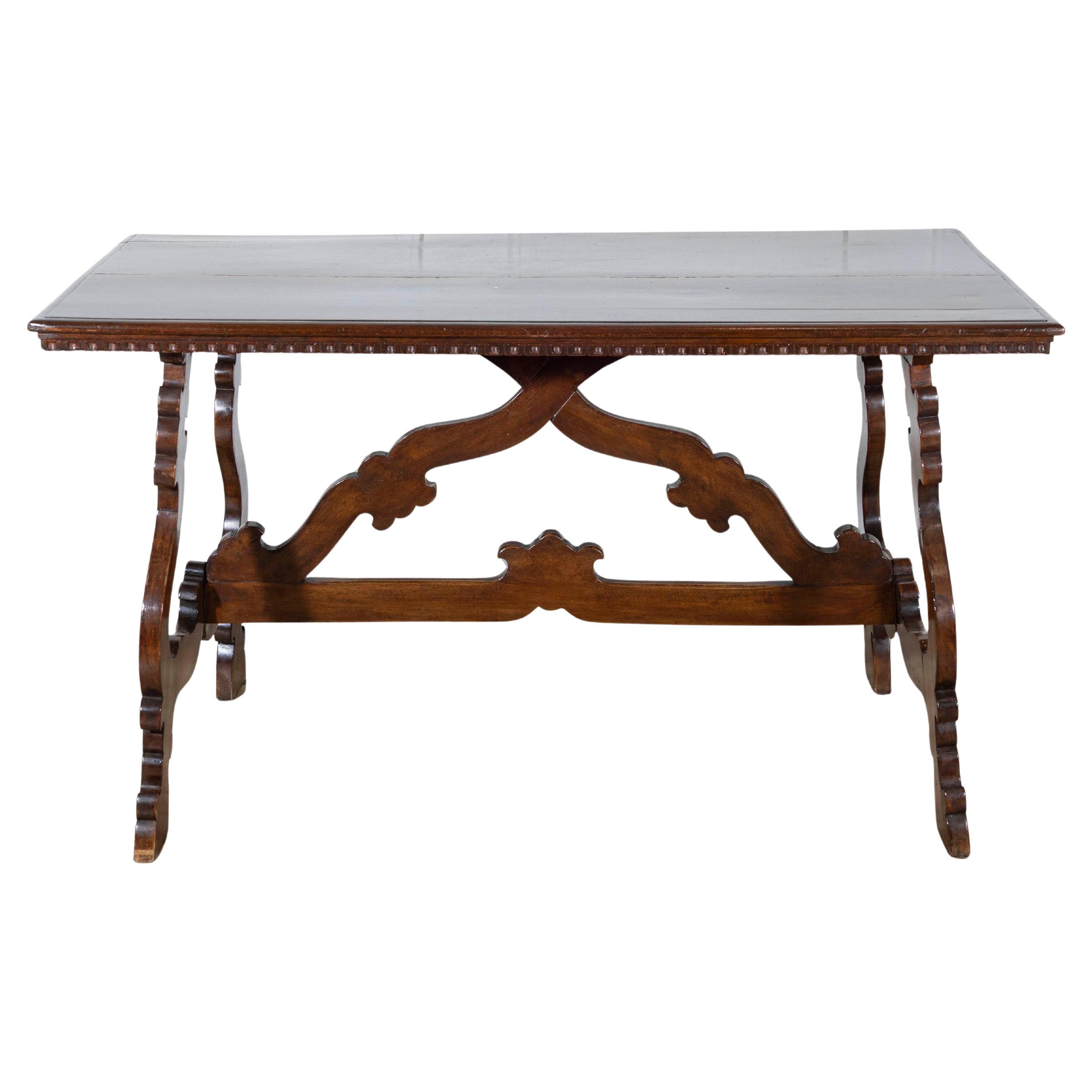 19th Century Walnut Fratino Table en venta